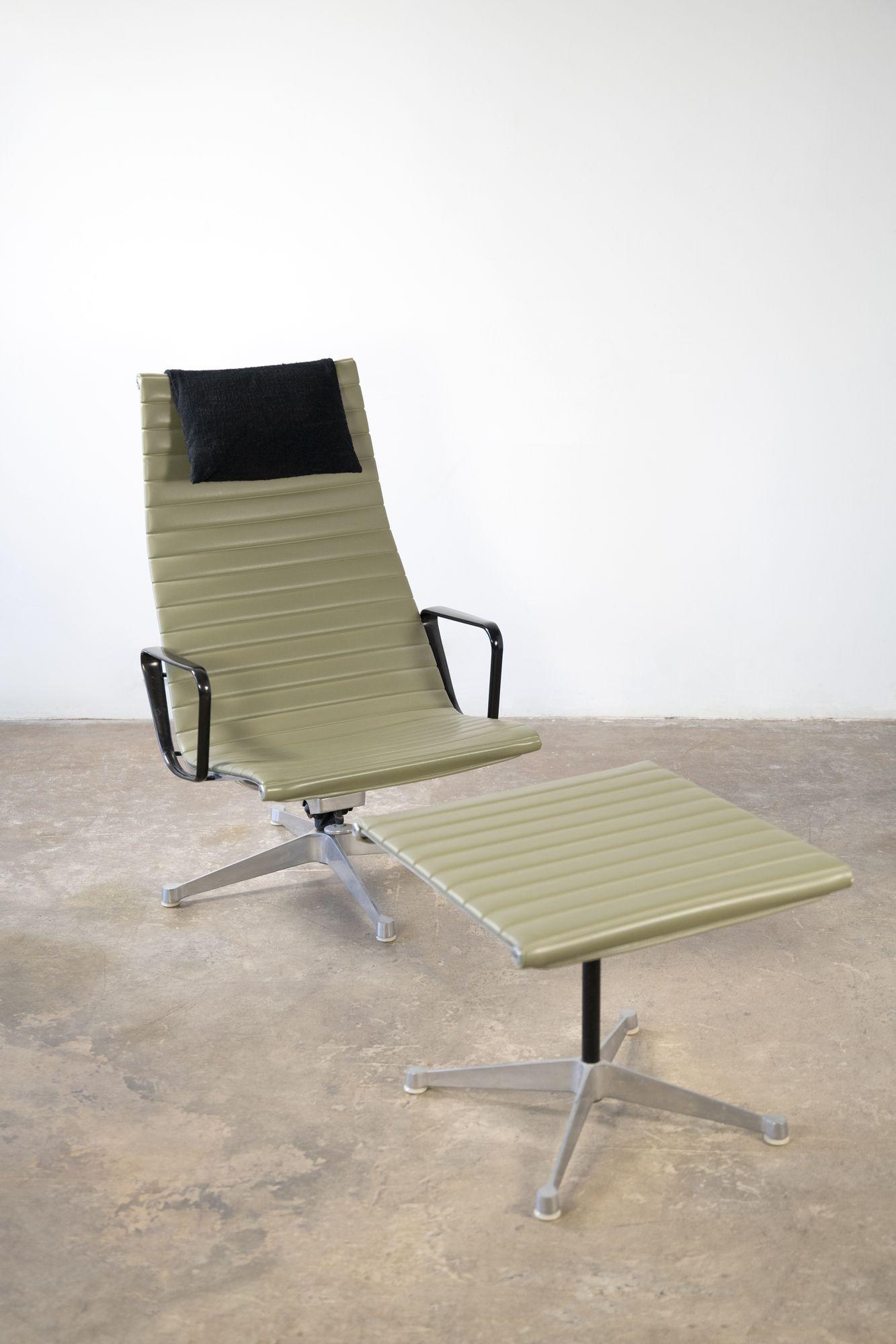 Charles and Ray Eames 'Aluminum Group' lounge chair model EA124 and ottoman model EA125.
This is an early production one-owner example that has been very well preserved. The moss green is a nice contrast to the black arms and