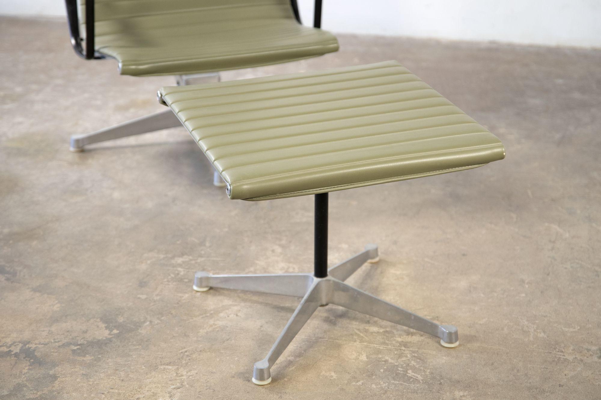 Charles Eames Aluminum Group Lounge Chair und Ottoman für Herman Miller (amerikanisch) im Angebot