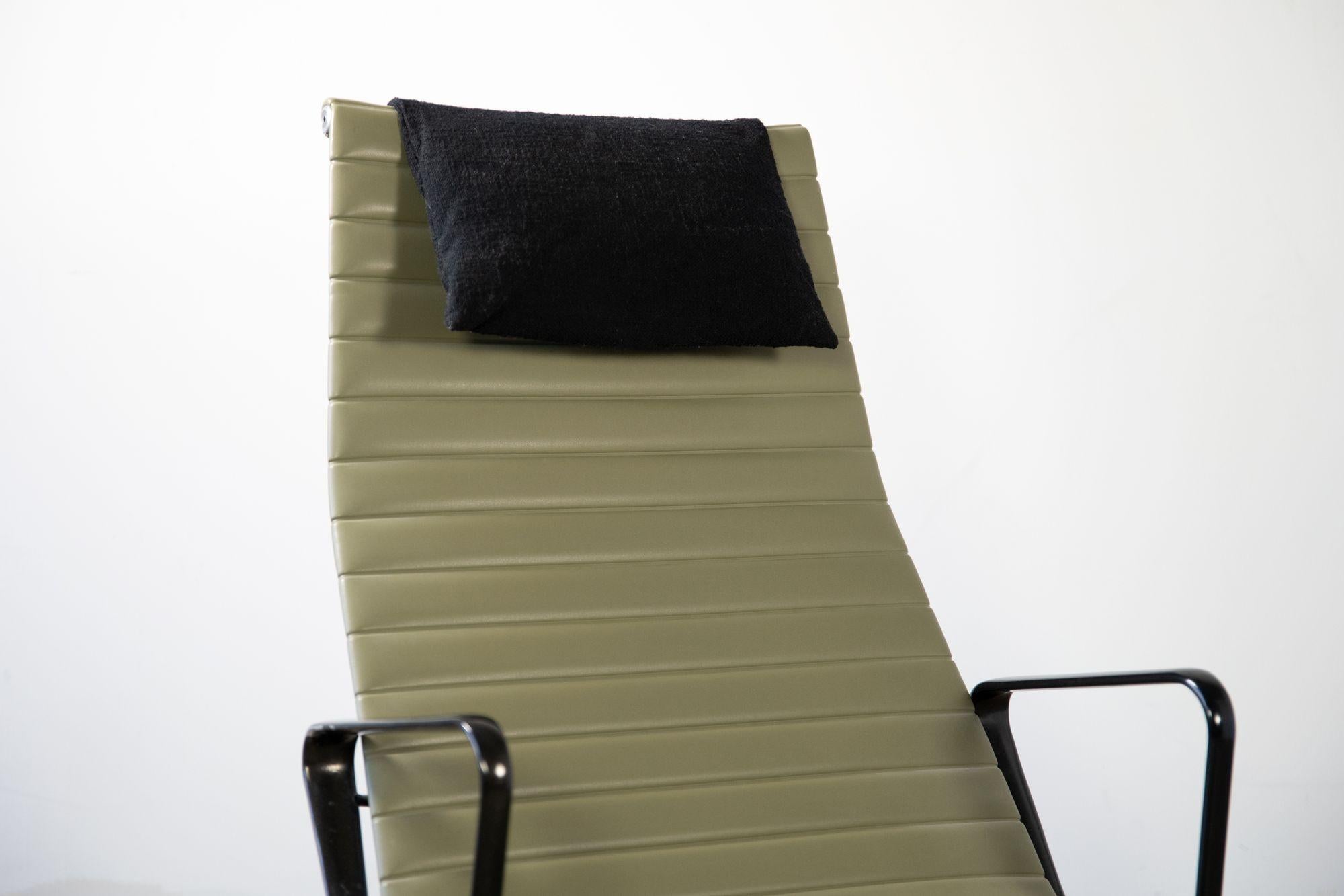 Charles Eames Aluminum Group Lounge Chair und Ottoman für Herman Miller im Zustand „Gut“ im Angebot in Dallas, TX