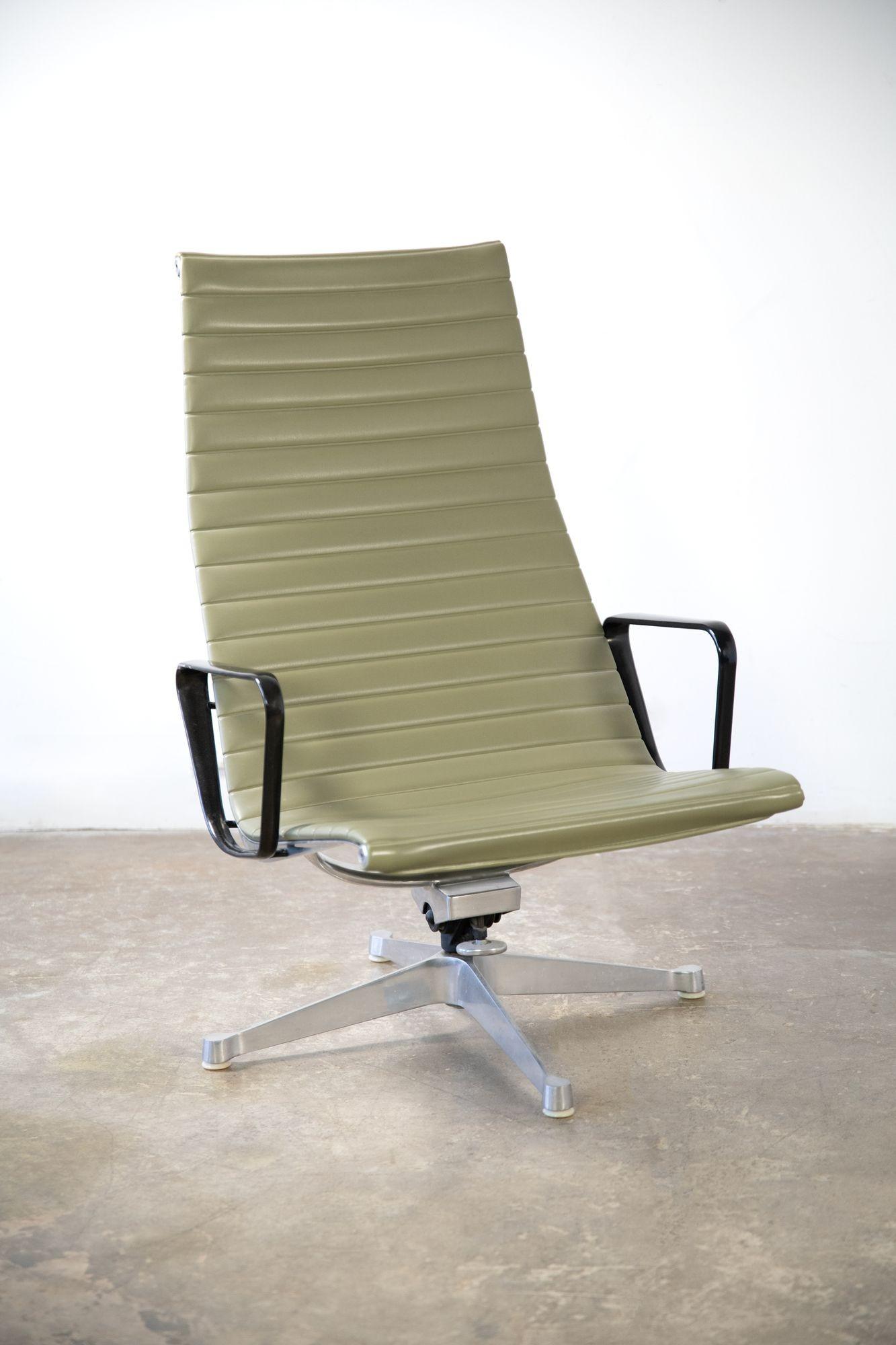 Mid-Century Modern Charles Eames Aluminum Group Lounge Chair and Ottoman for Herman Miller For Sale
