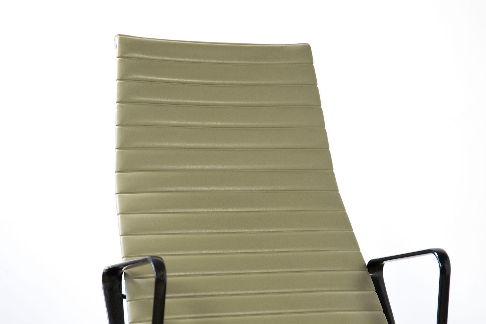 Charles Eames Aluminum Group Lounge Chair und Ottoman für Herman Miller (Aluminium) im Angebot