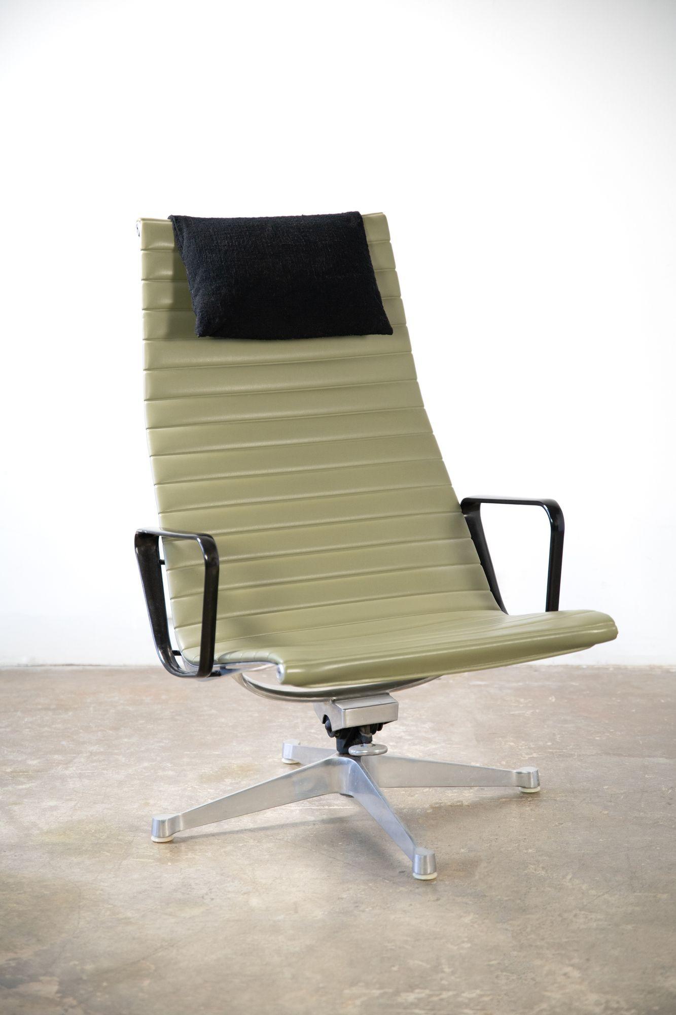 Charles Eames Aluminum Group Lounge Chair and Ottoman for Herman Miller In Good Condition For Sale In Dallas, TX