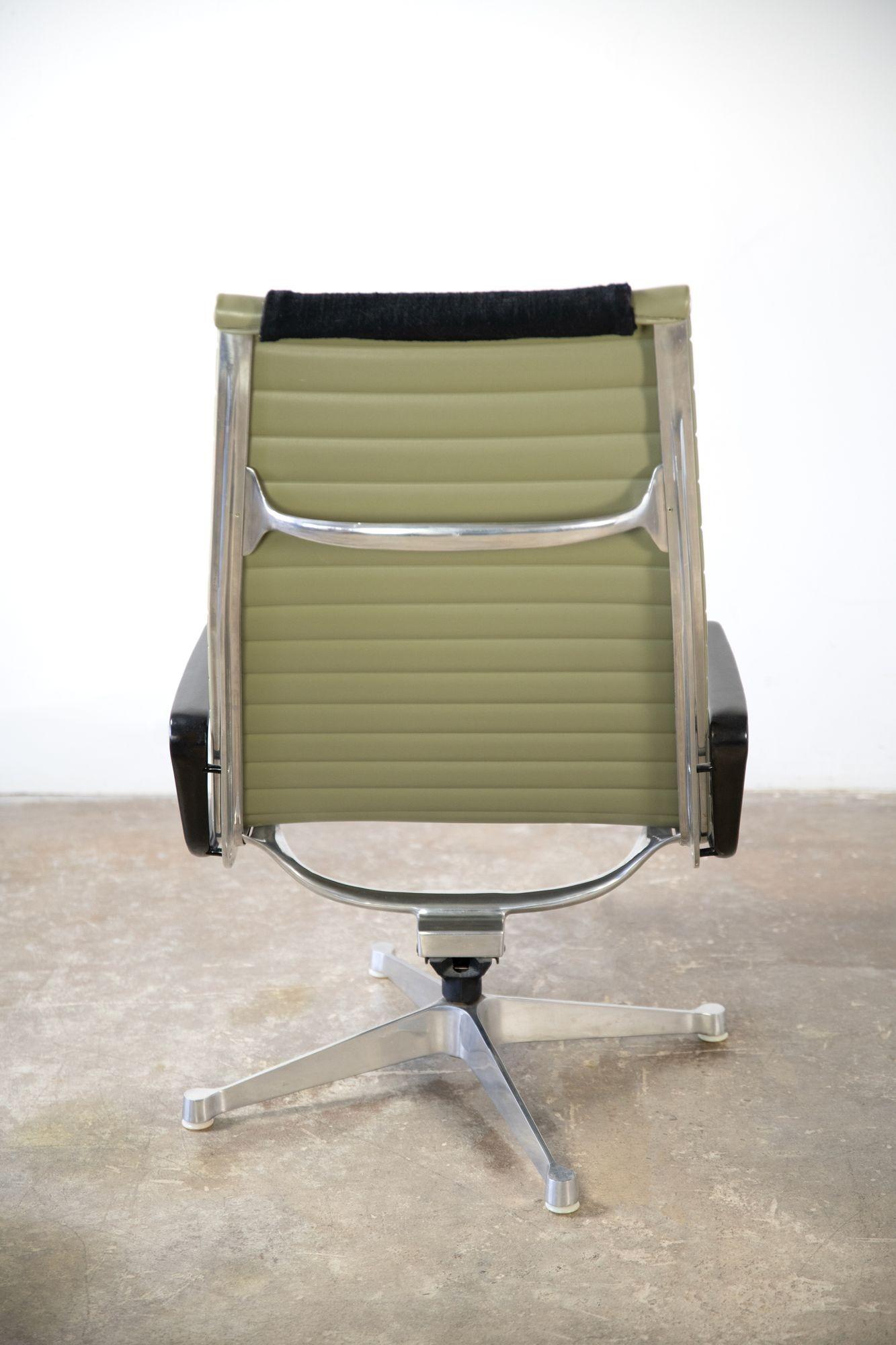 20th Century Charles Eames Aluminum Group Lounge Chair and Ottoman for Herman Miller For Sale