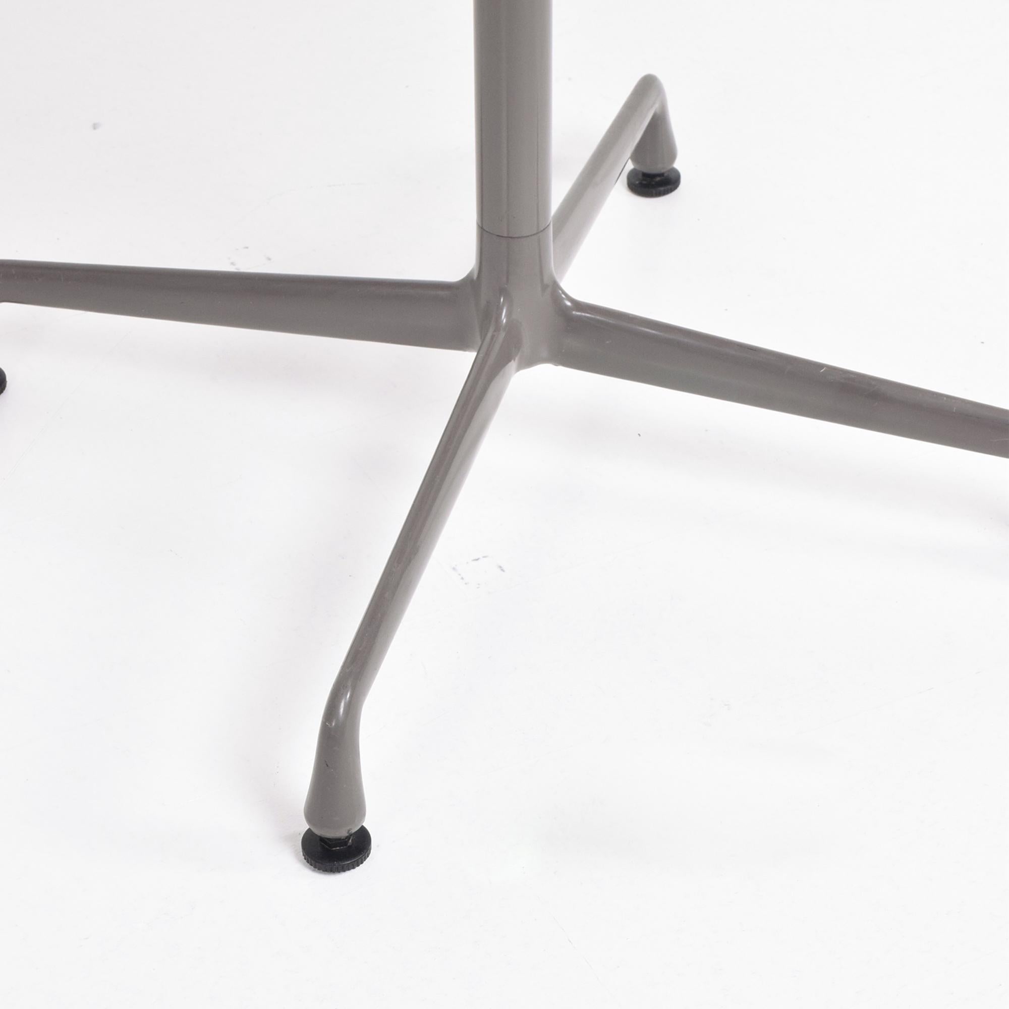 Charles Eames Aluminum Group Small Round Office Table Herman Miller 1960s In Good Condition In Chula Vista, CA