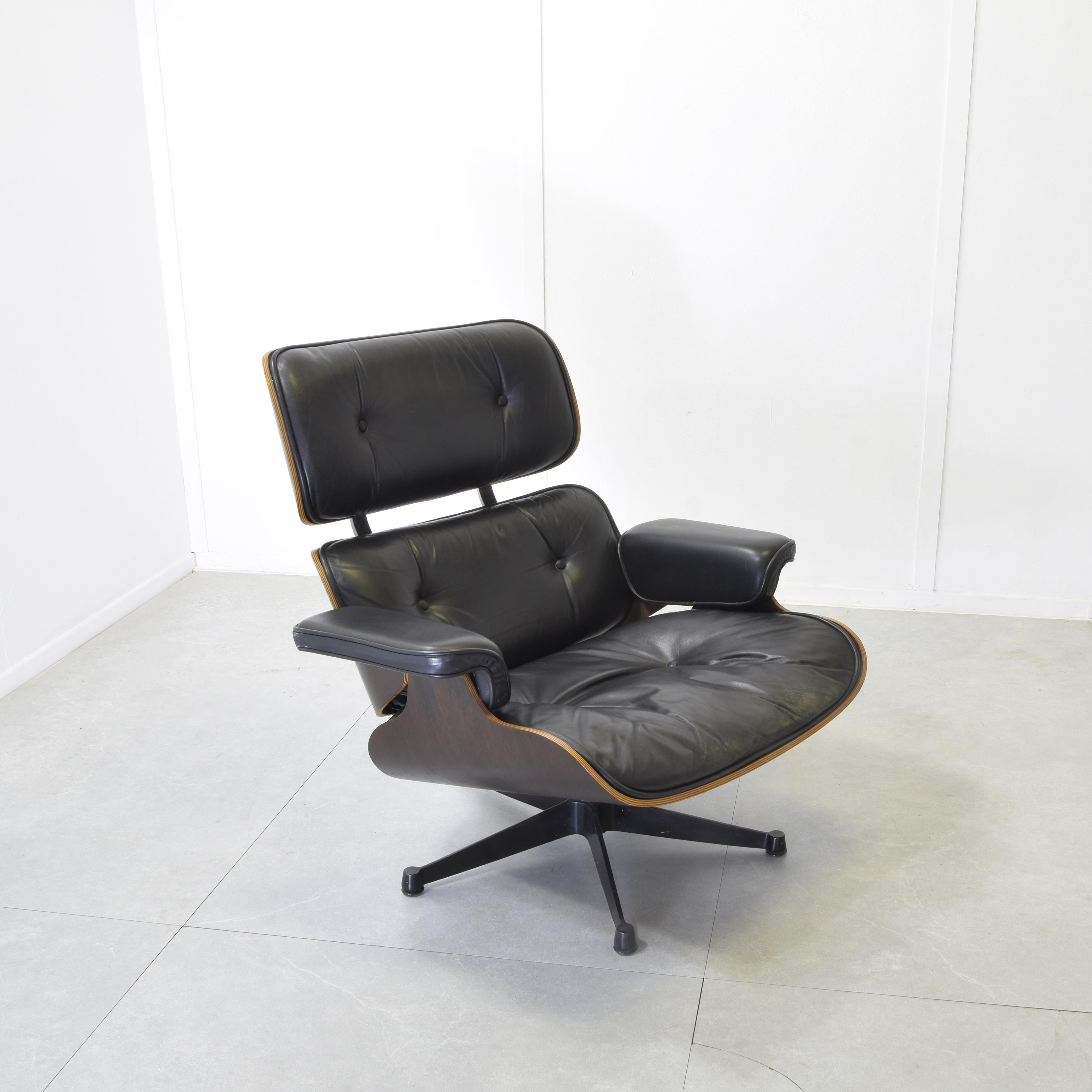 La chaise longue Charles Eames es una obra maestra del diseño moderno, creada por Herman Miller en la década de 1970. Esta pieza emblemática encarna la visión innovadora de Charles and Ray Eames, dos pioneros que revolucionaron el concepto de
