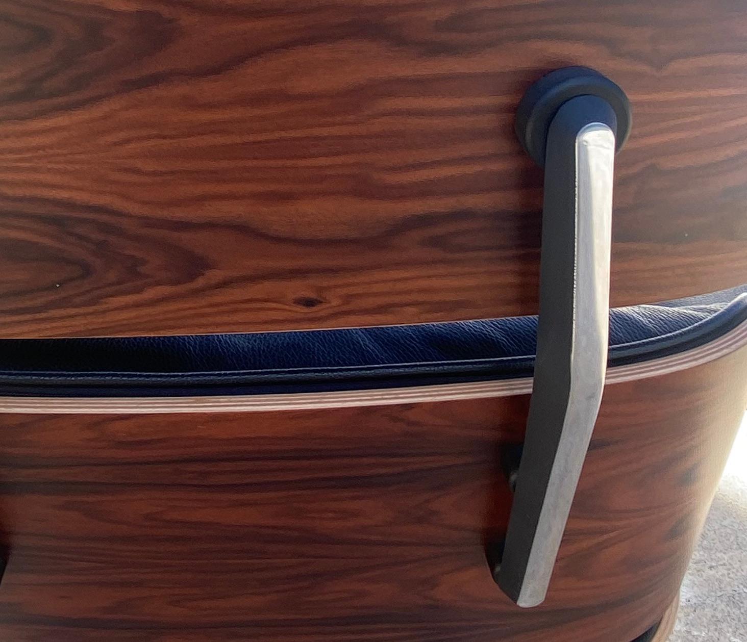 Charles Eames Silla de salón y otomana semigrai negra, Herman Miller, 2010 en venta 4