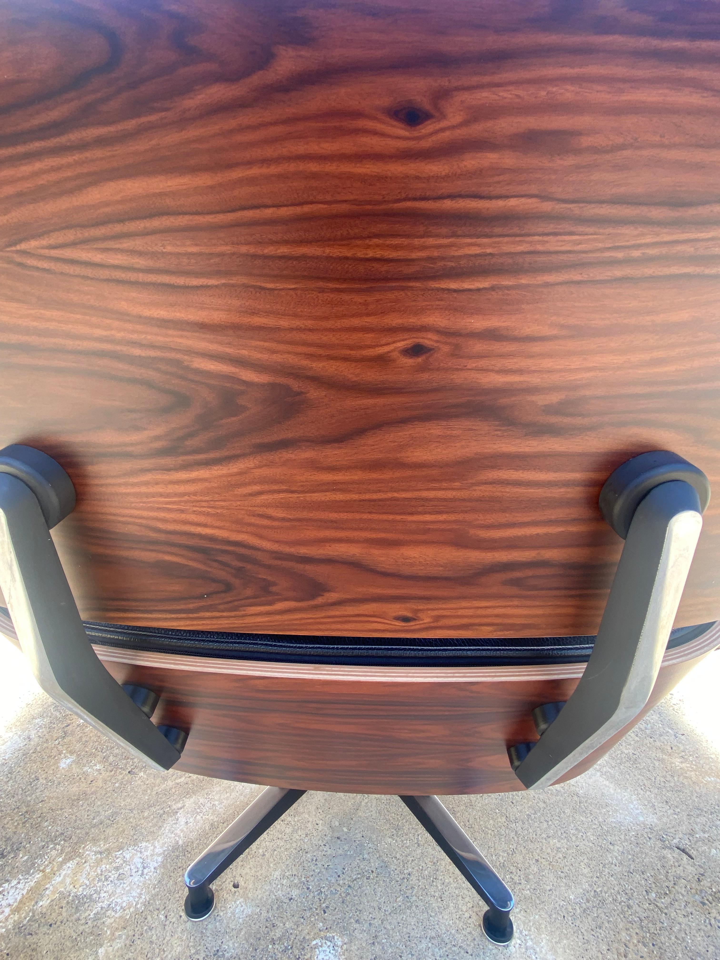 Charles Eames Silla de salón y otomana semigrai negra, Herman Miller, 2010 en venta 6