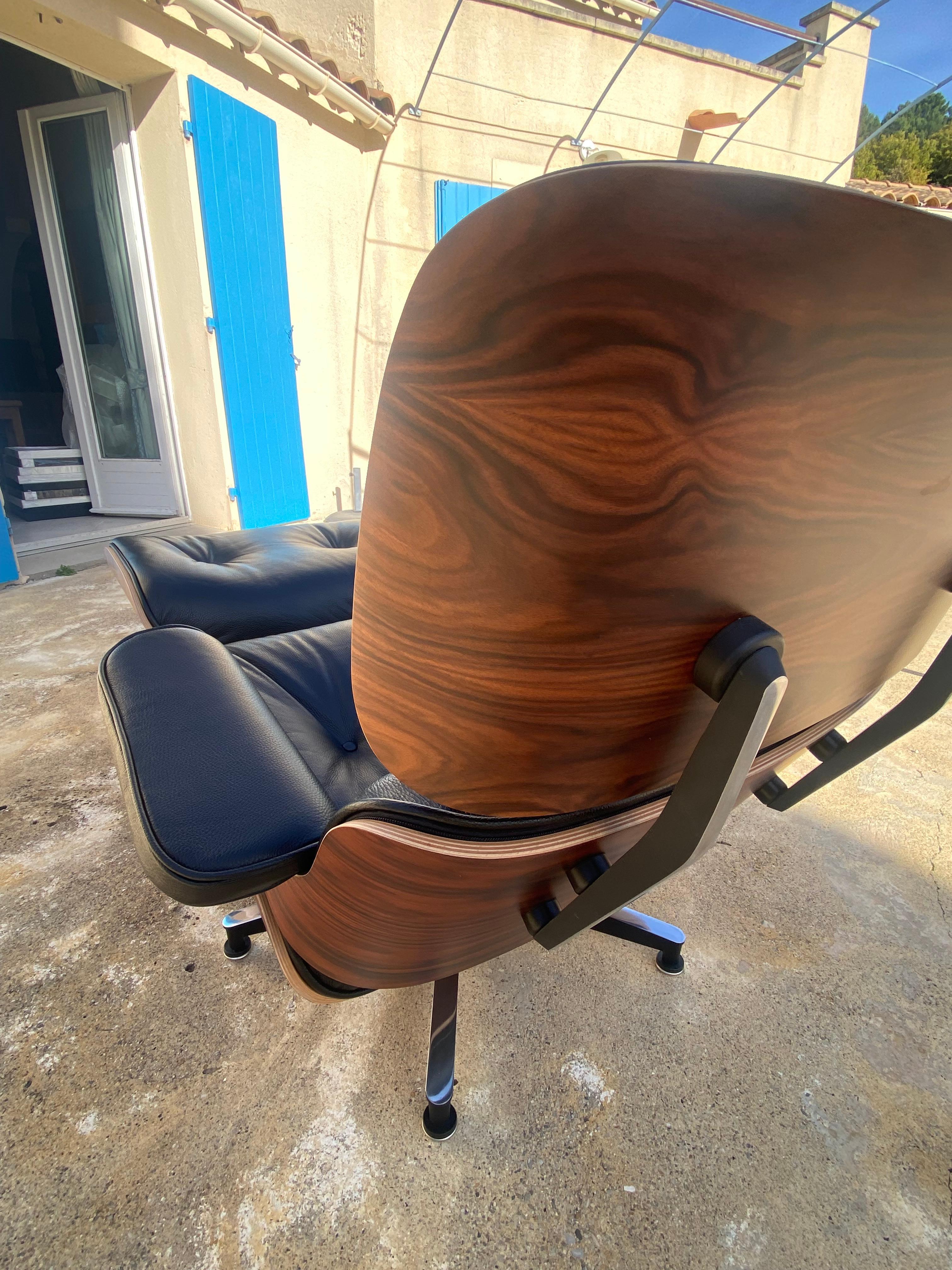 Charles Eames Silla de salón y otomana semigrai negra, Herman Miller, 2010 en venta 7