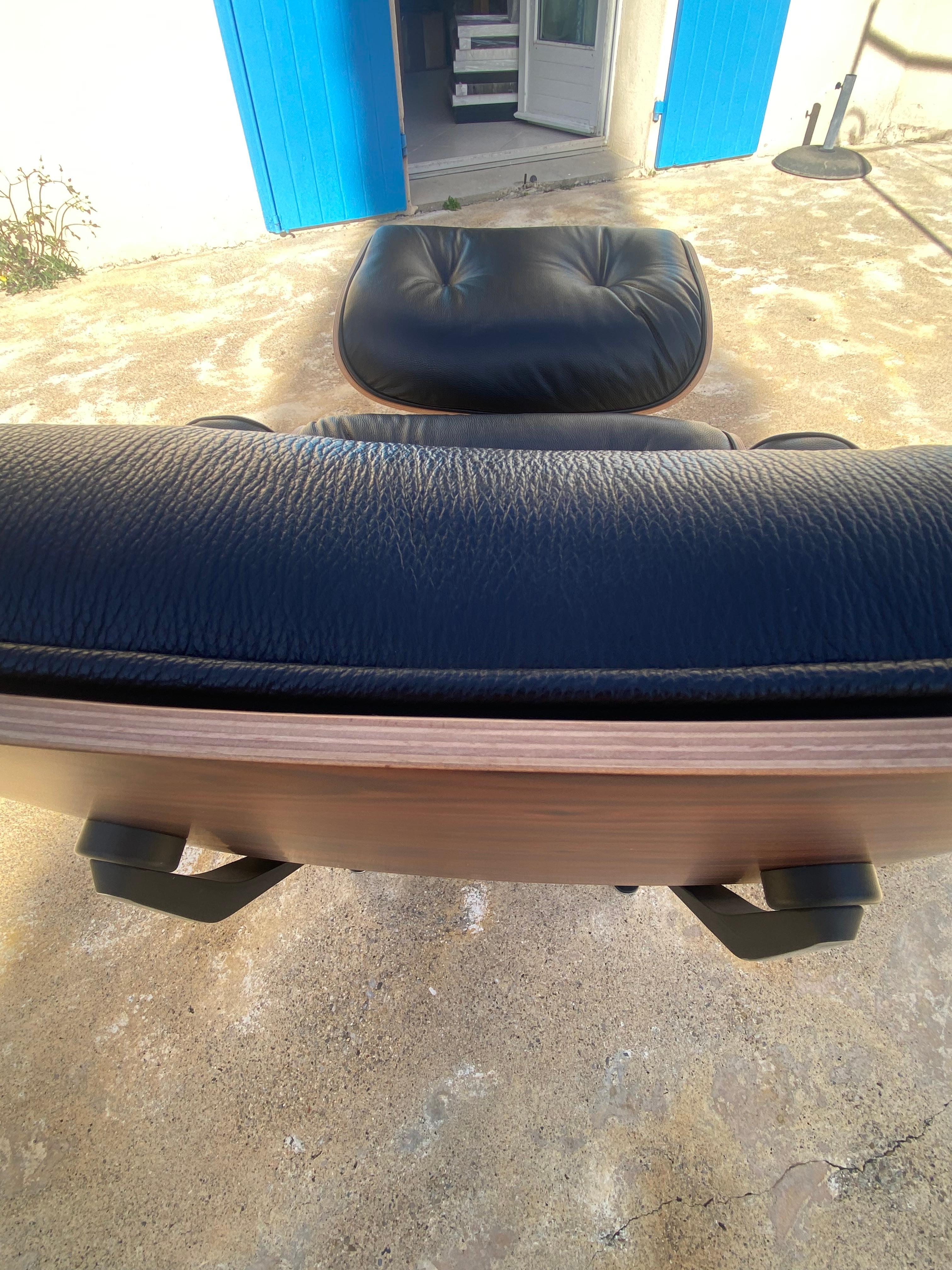 Charles Eames Silla de salón y otomana semigrai negra, Herman Miller, 2010 en venta 8