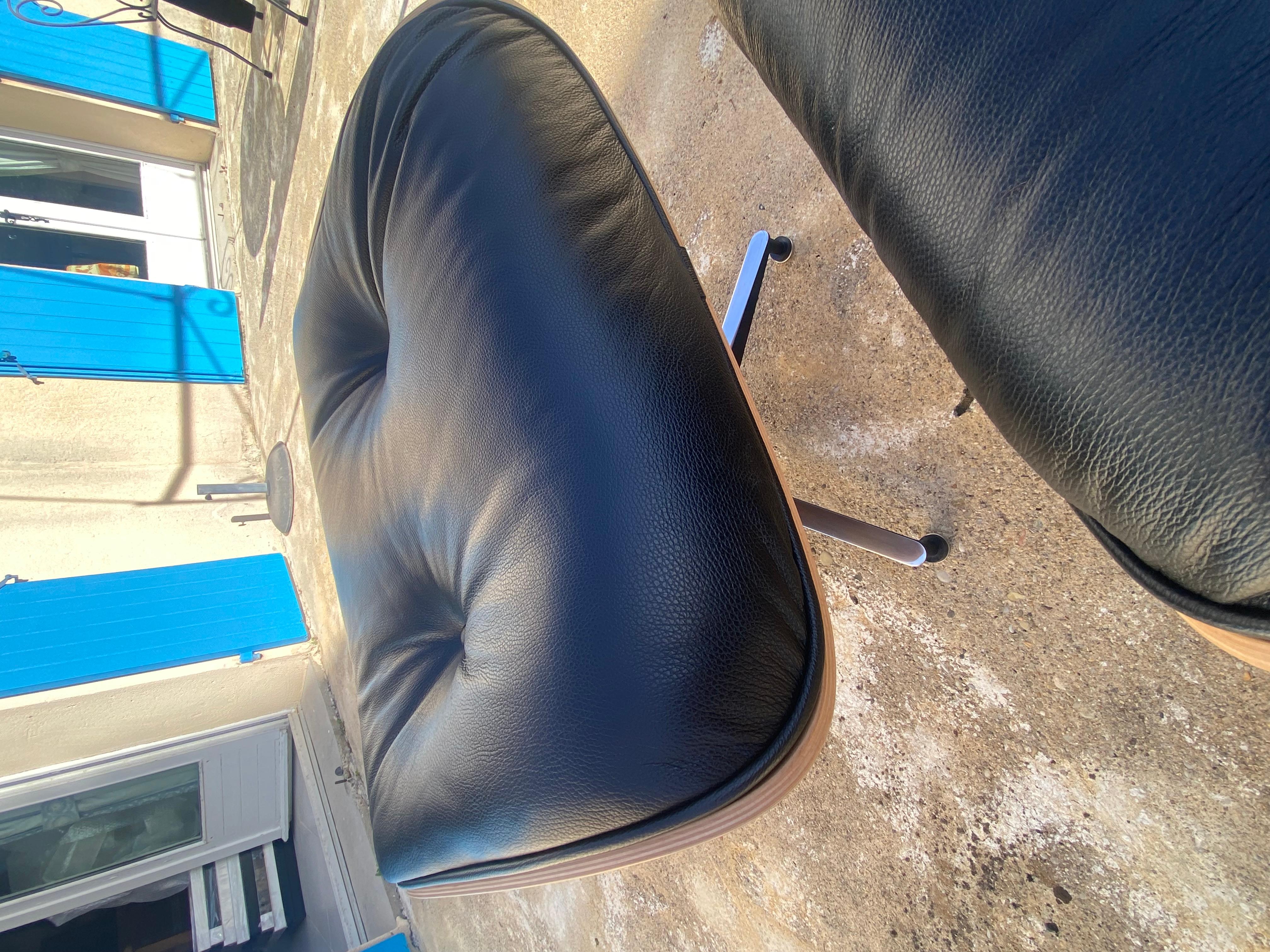 Charles Eames Silla de salón y otomana semigrai negra, Herman Miller, 2010 en venta 9