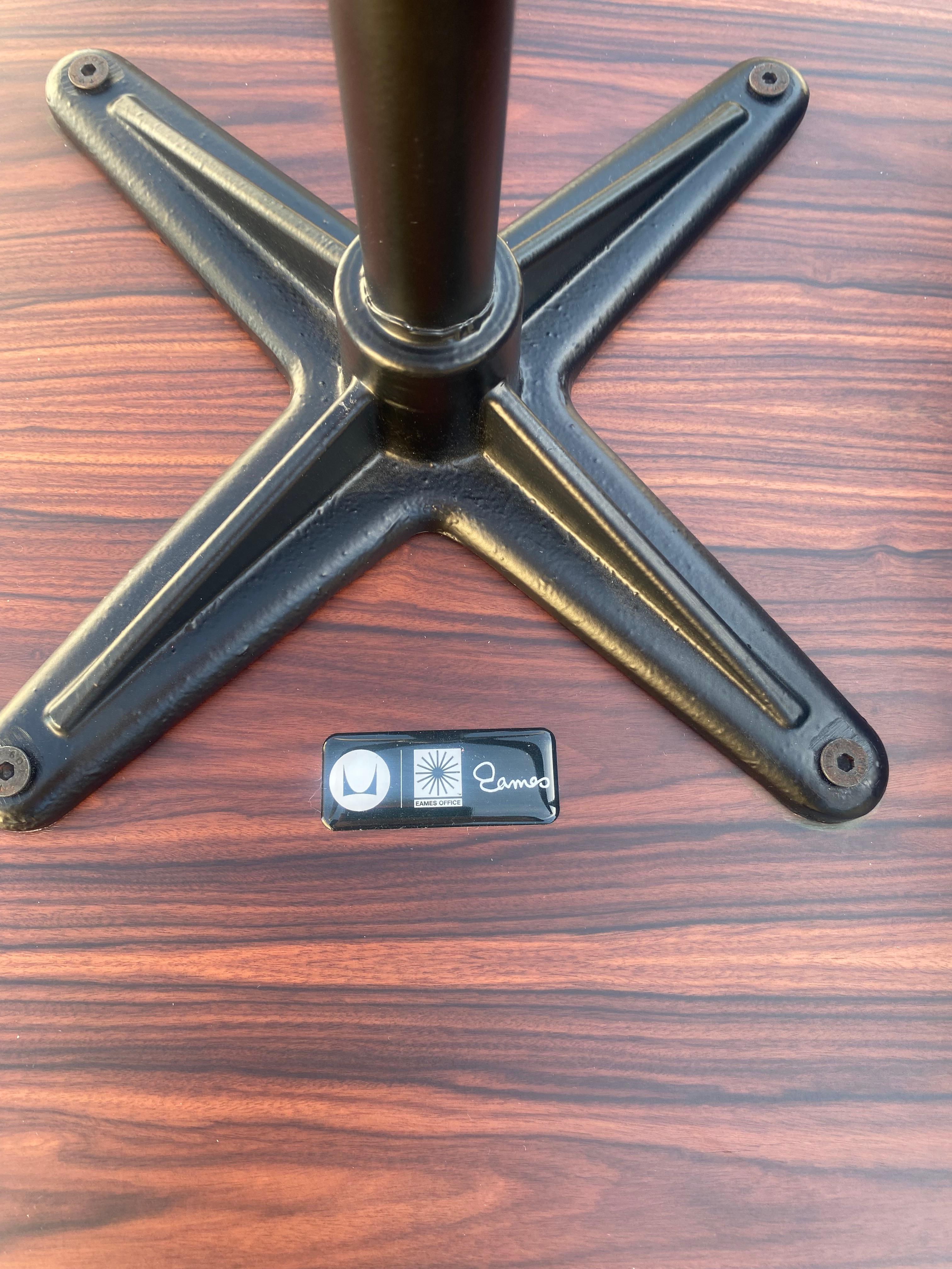 Charles Eames Silla de salón y otomana semigrai negra, Herman Miller, 2010 en venta 10