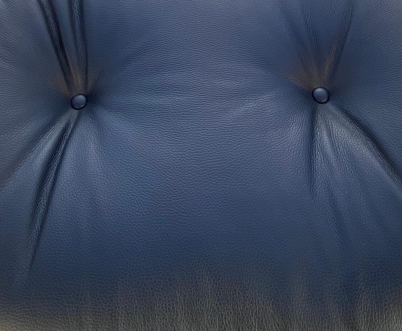 Charles Eames Silla de salón y otomana semigrai negra, Herman Miller, 2010
Edición Herman Miller USA - 2010
Cuero y palisandro
Dimensiones :
Silla: Alto 82 x Ancho 83 x Largo 83
Otomana : 44 x 54 x 66
Perfecto estado.
Precio : 5400 €.