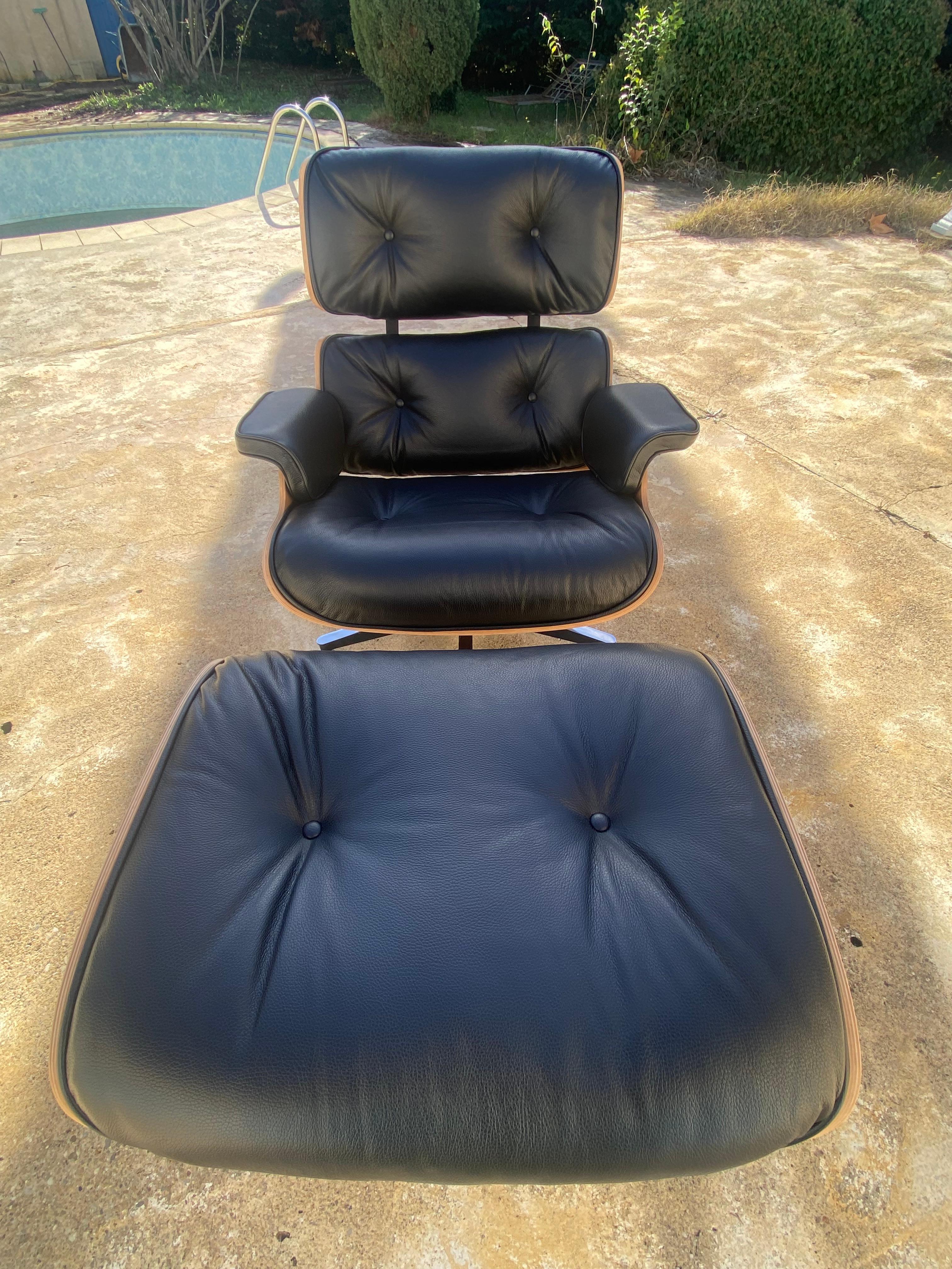 Charles Eames Silla de salón y otomana semigrai negra, Herman Miller, 2010 Moderno en venta