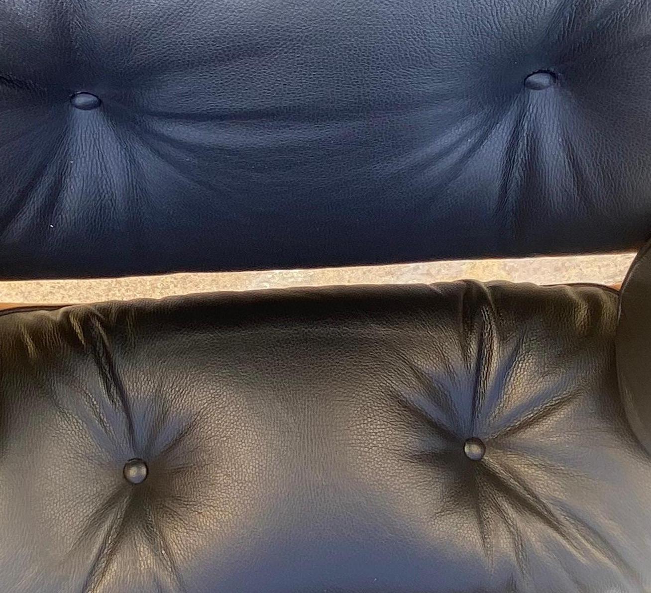 Charles Eames Silla de salón y otomana semigrai negra, Herman Miller, 2010 Norteamericano en venta