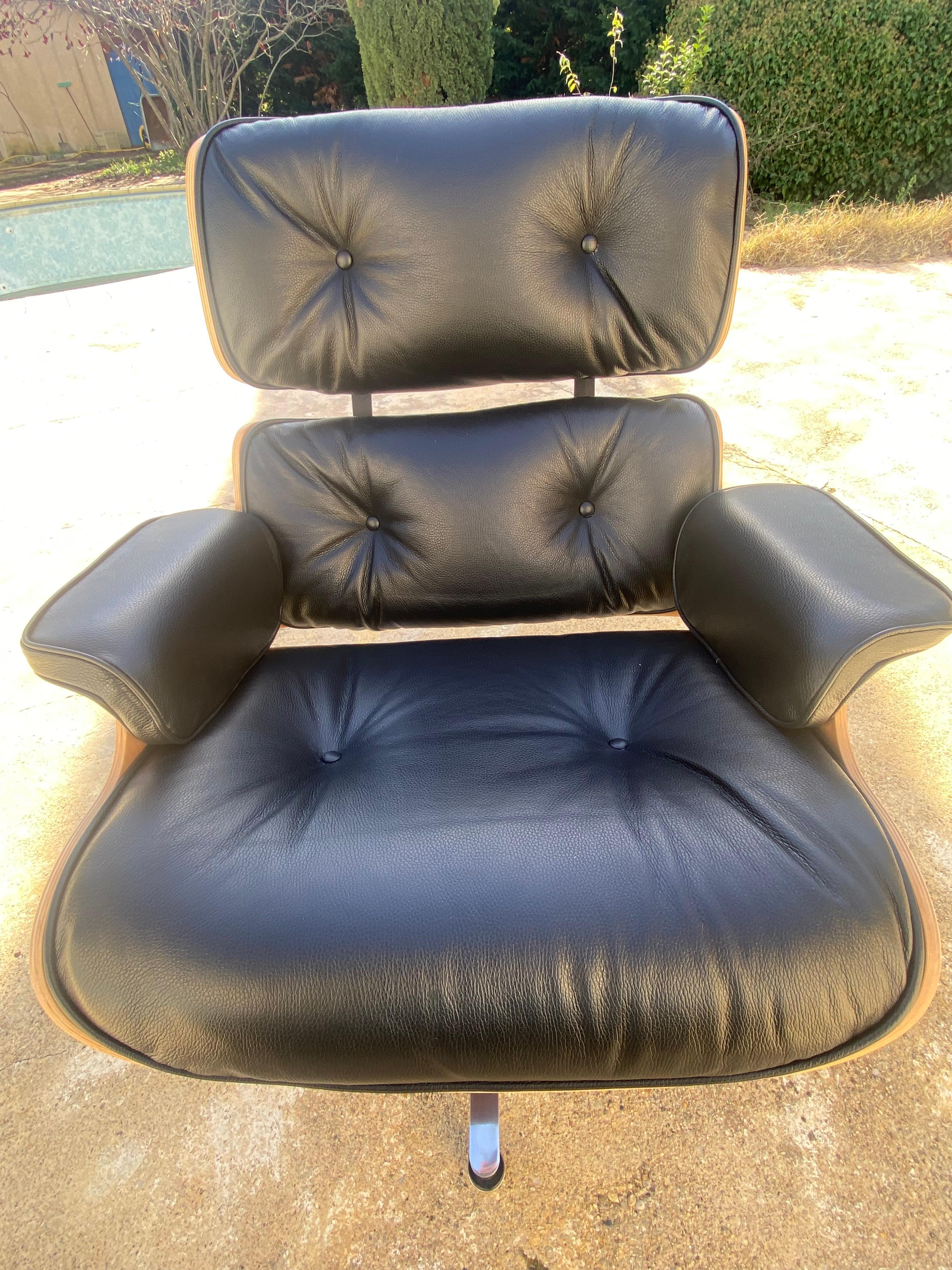 Charles Eames Silla de salón y otomana semigrai negra, Herman Miller, 2010 en Bueno estado para la venta en Saint ouen, FR