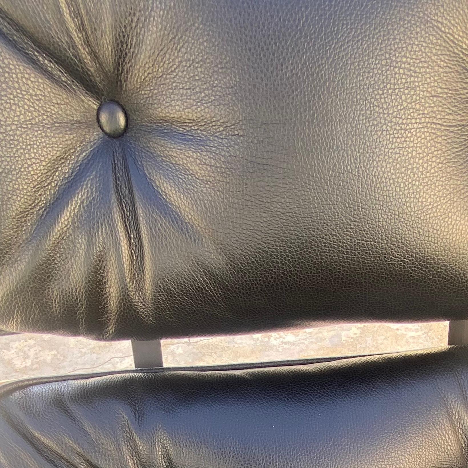 Charles Eames Silla de salón y otomana semigrai negra, Herman Miller, 2010 siglo XX en venta