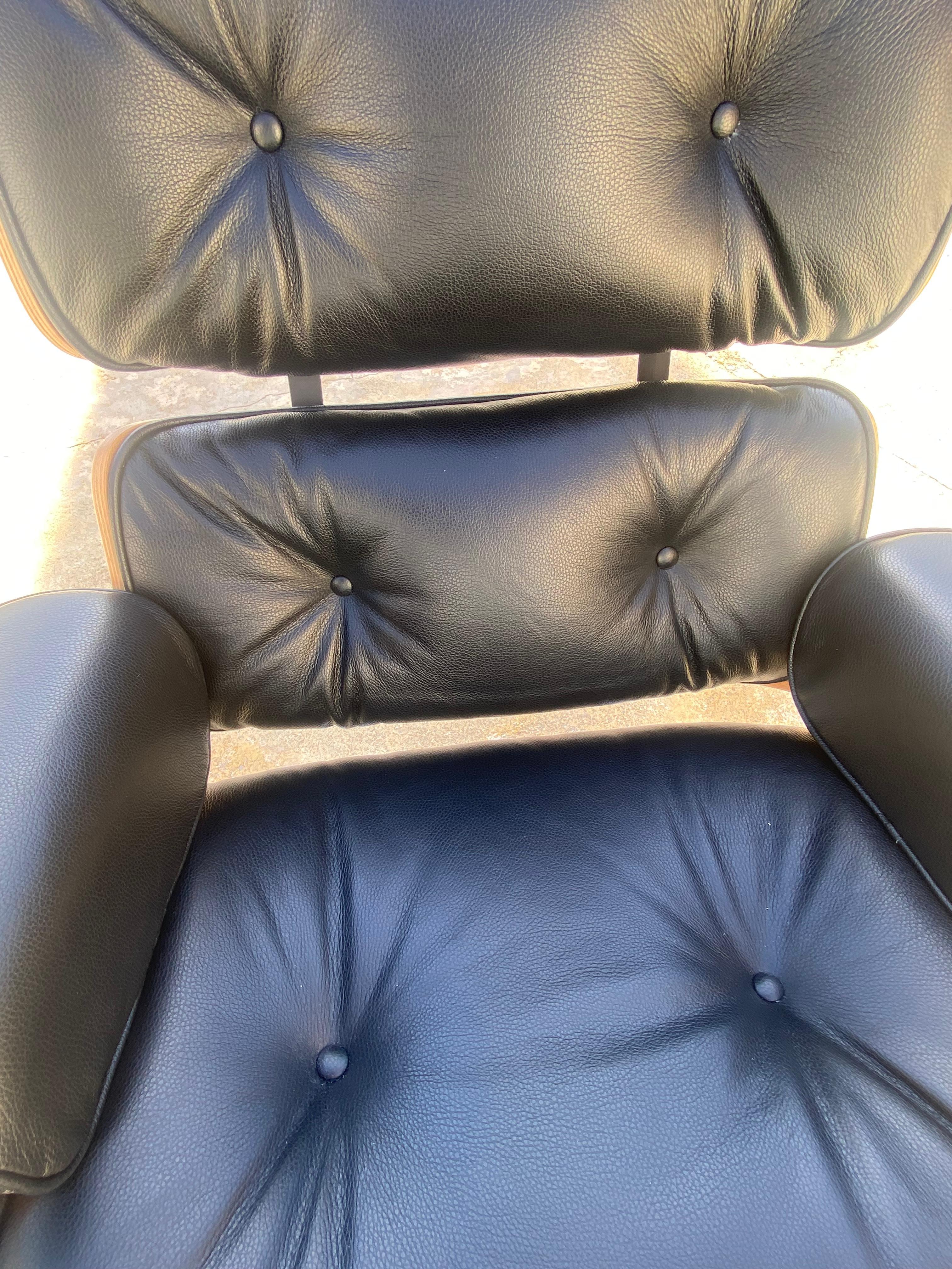 Charles Eames Silla de salón y otomana semigrai negra, Herman Miller, 2010 Cuero en venta