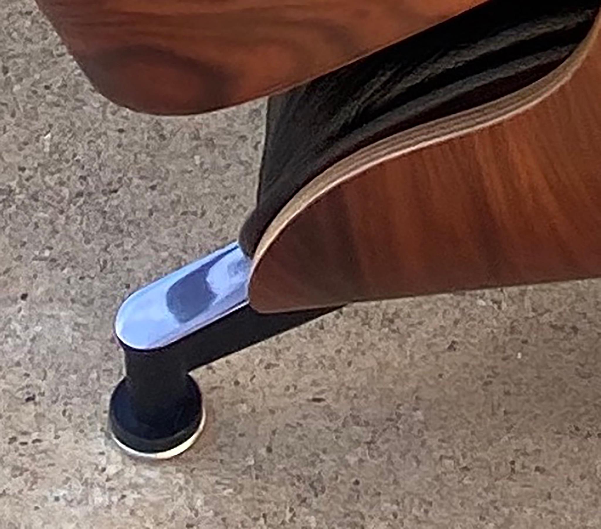 Charles Eames Silla de salón y otomana semigrai negra, Herman Miller, 2010 en venta 1