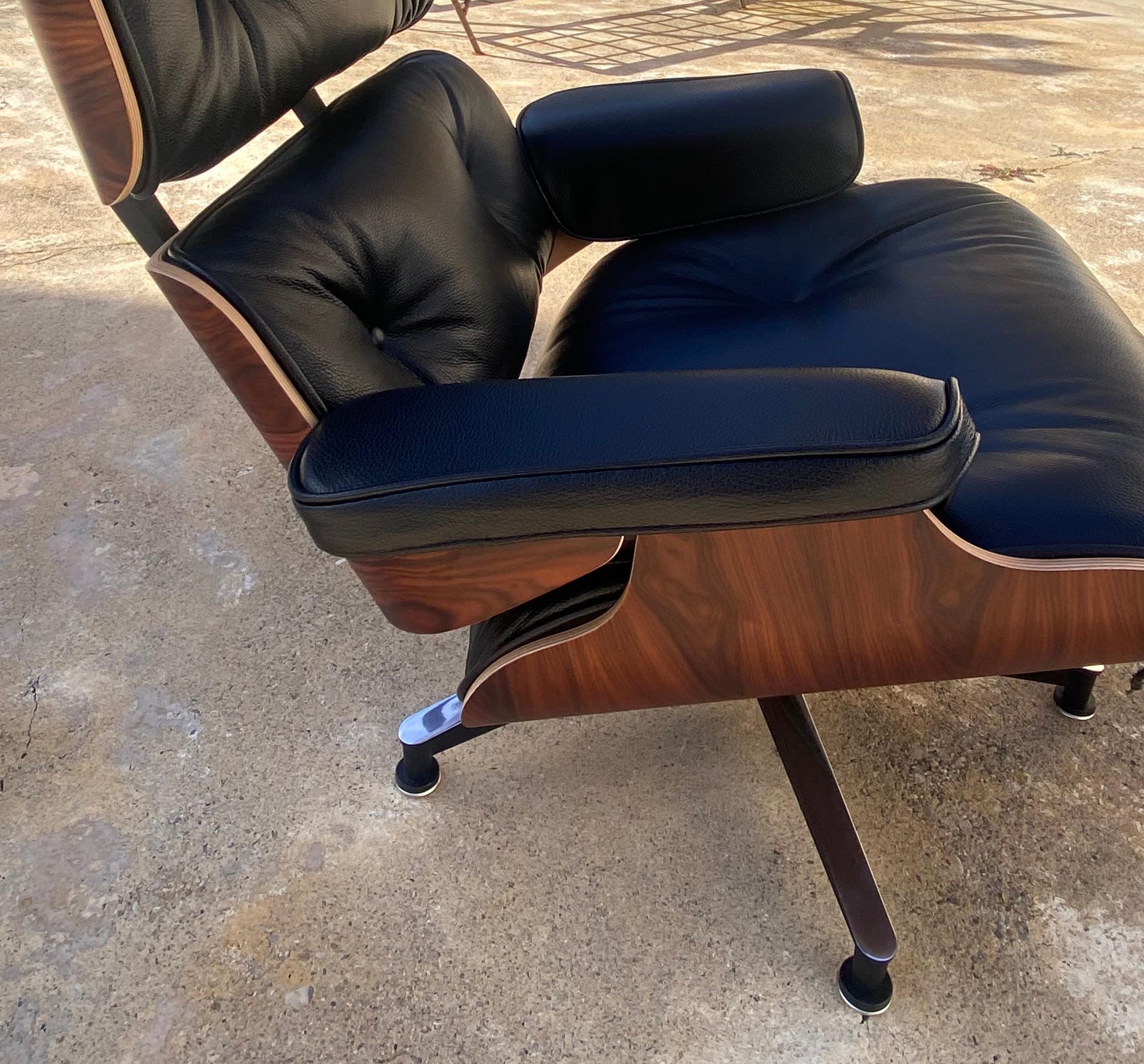 Charles Eames Silla de salón y otomana semigrai negra, Herman Miller, 2010 en venta 2