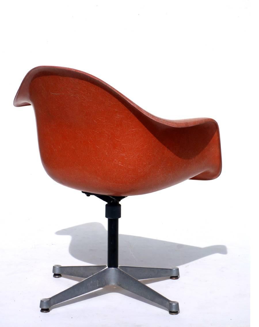 Mid-Century Modern Charles Eames by Hermann Miller Design Fiberglass Shell Chair