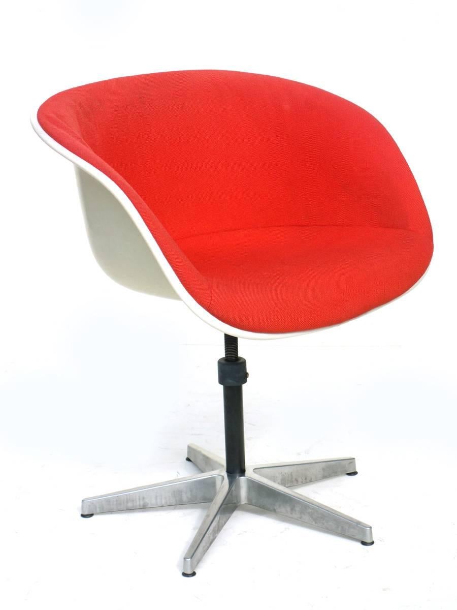 Charles Eames
by Hermann Miller,
circa 1960s.

Ivory shell seat and red fabric
metal and aluminum base.

Very good condition.