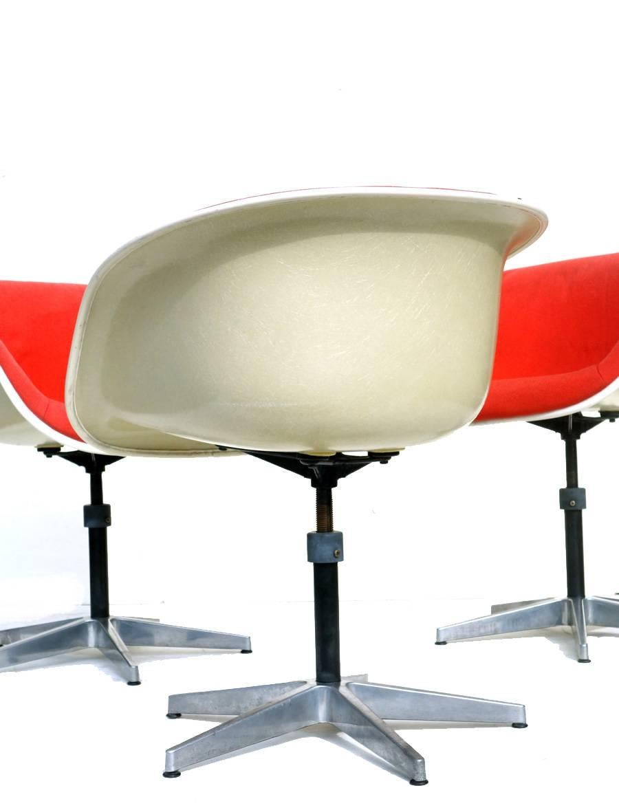 Charles Eames por Hermann Miller Design Sillas de tela roja y carcasa de fibra de vidrio Moderno de mediados de siglo en venta