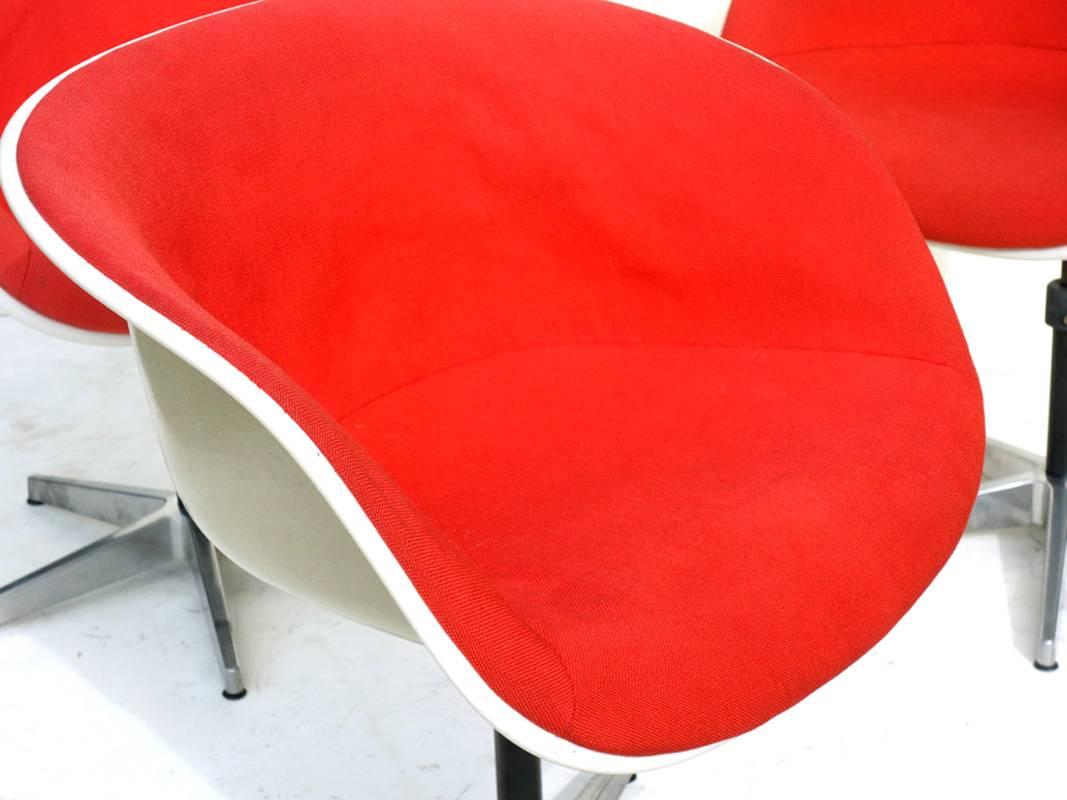 Charles Eames por Hermann Miller Design Sillas de tela roja y carcasa de fibra de vidrio Estadounidense en venta