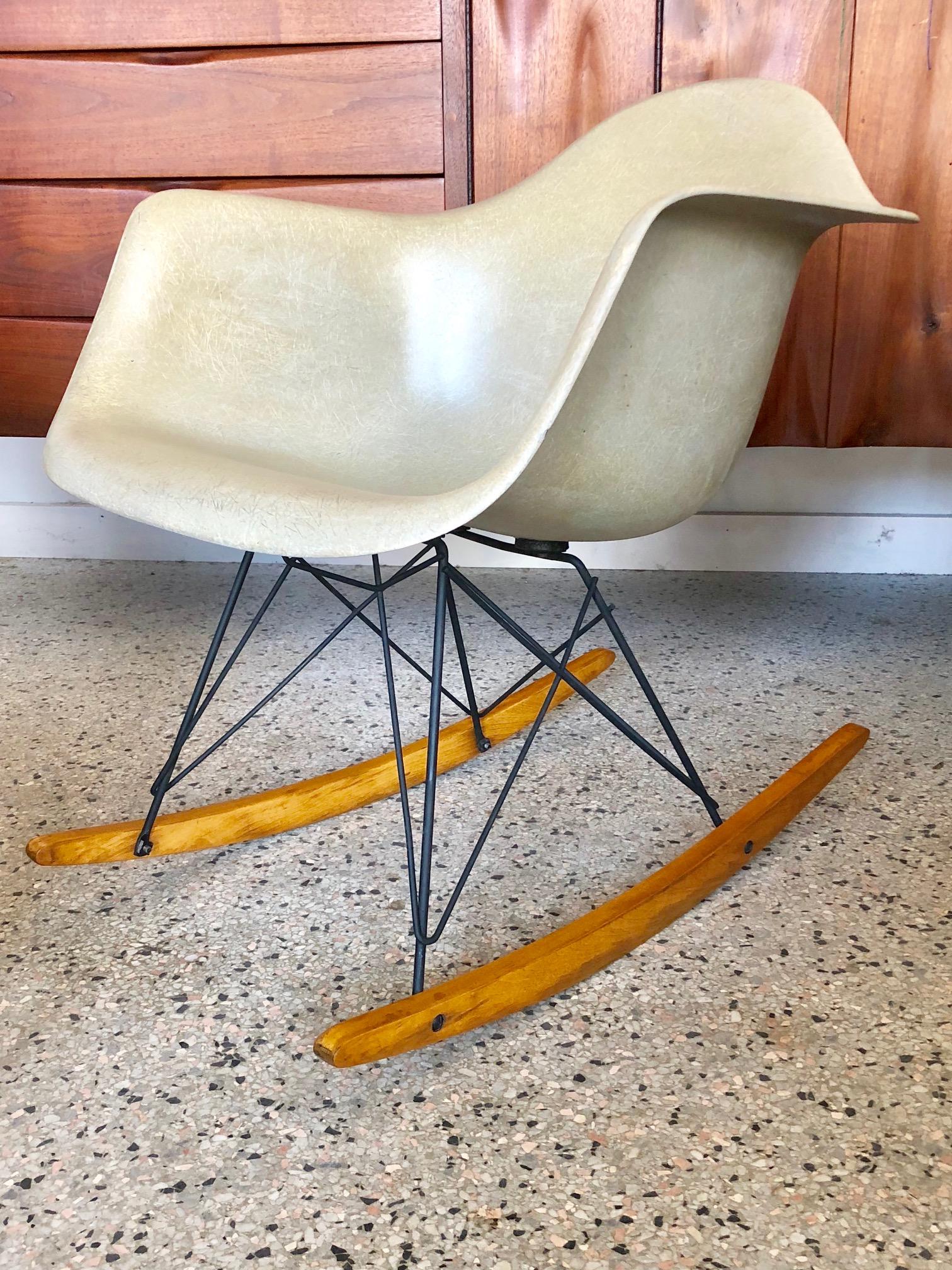 Mid-Century Modern Charles Eames Classic RAR Rocking Chair Herman Miller Greige For Sale