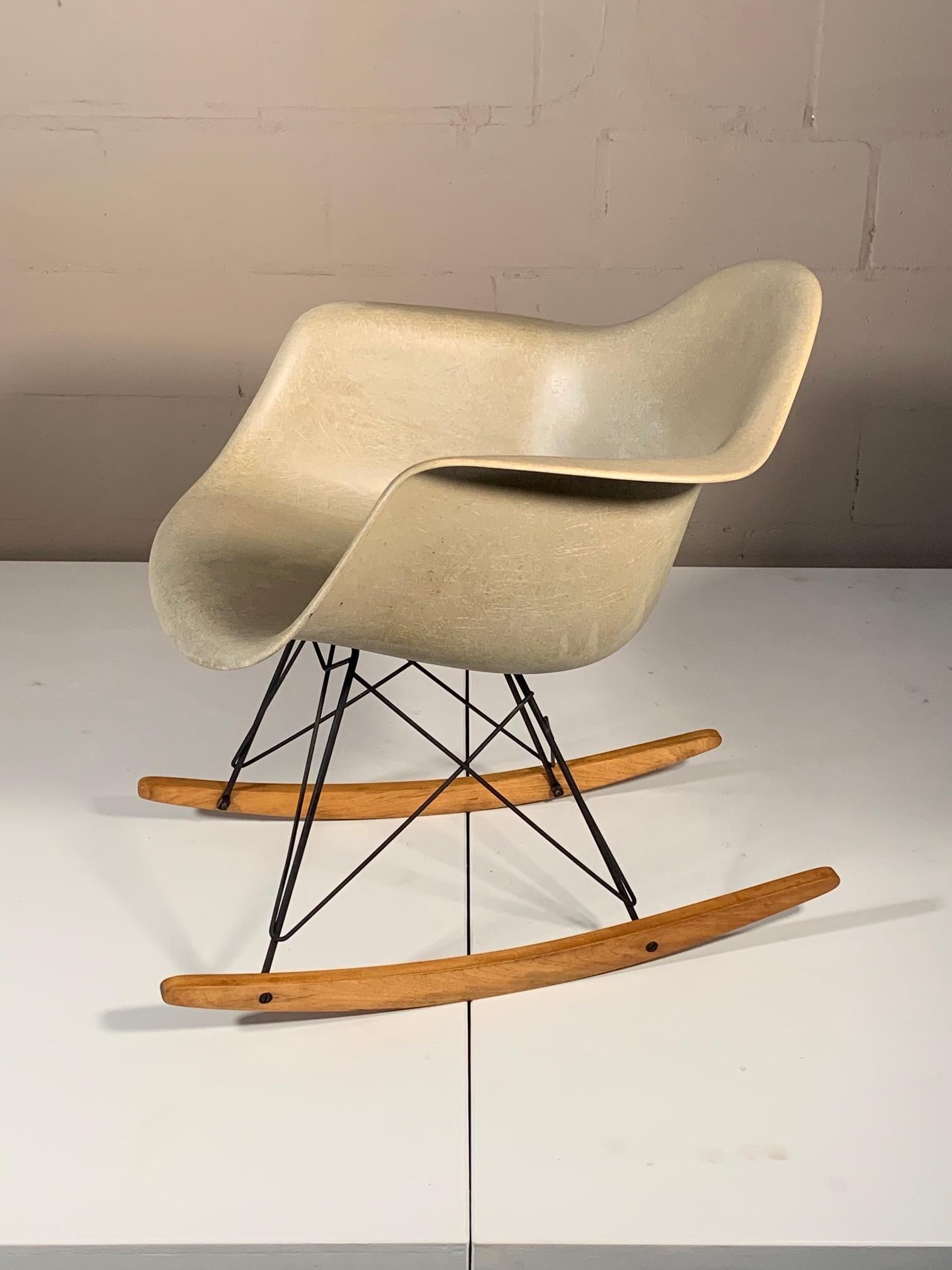 Charles Eames Classic RAR Rocking Chair Herman Miller Greige en vente 2