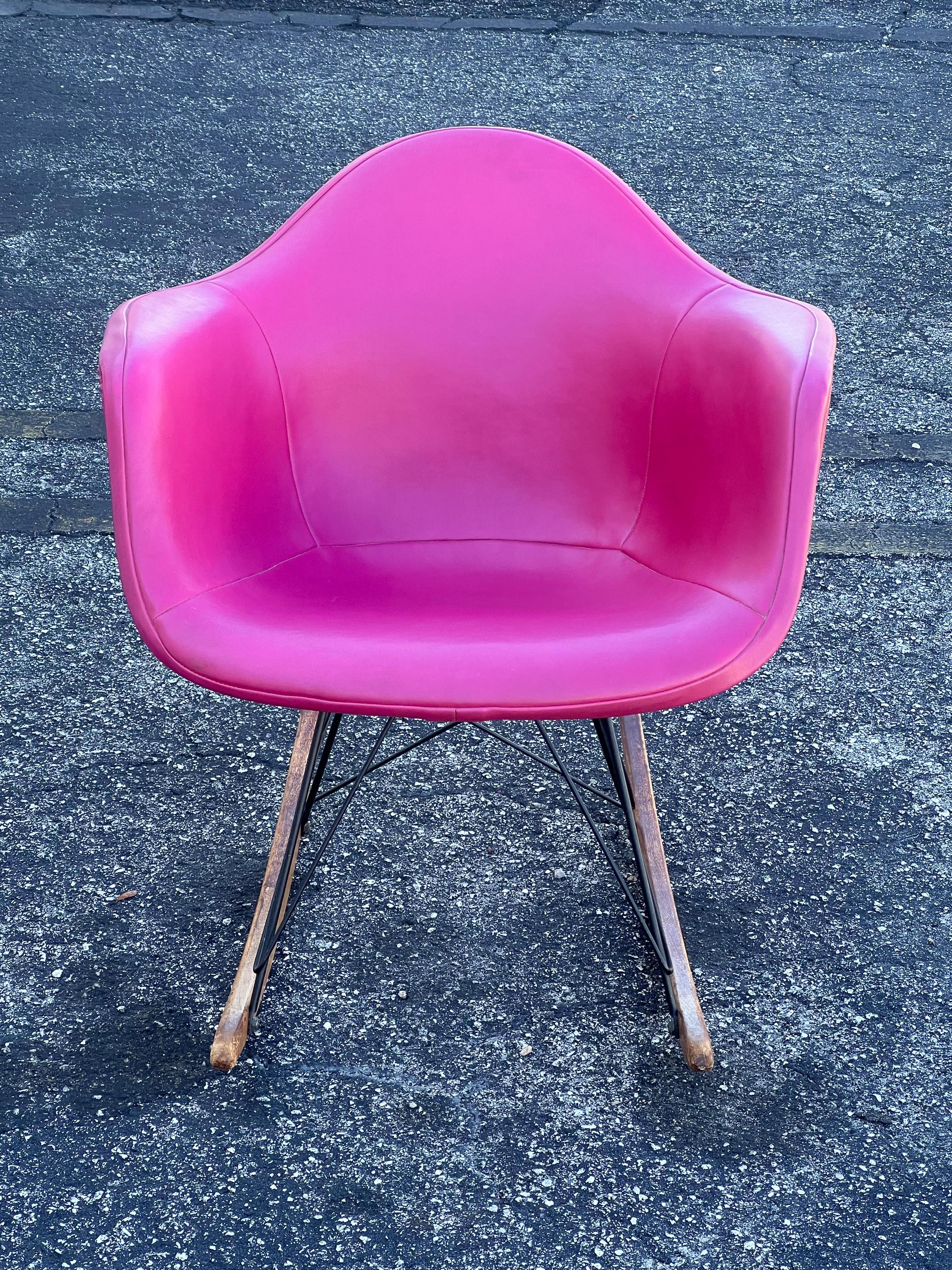Una mecedora clásica Charles Eames RAR de color amarillo limón con guías originales de abedul. Un superviviente en muy buen estado original: grandes soportes de amortiguador. ¡Cubierta rosa púrpura añadida en los años 70!