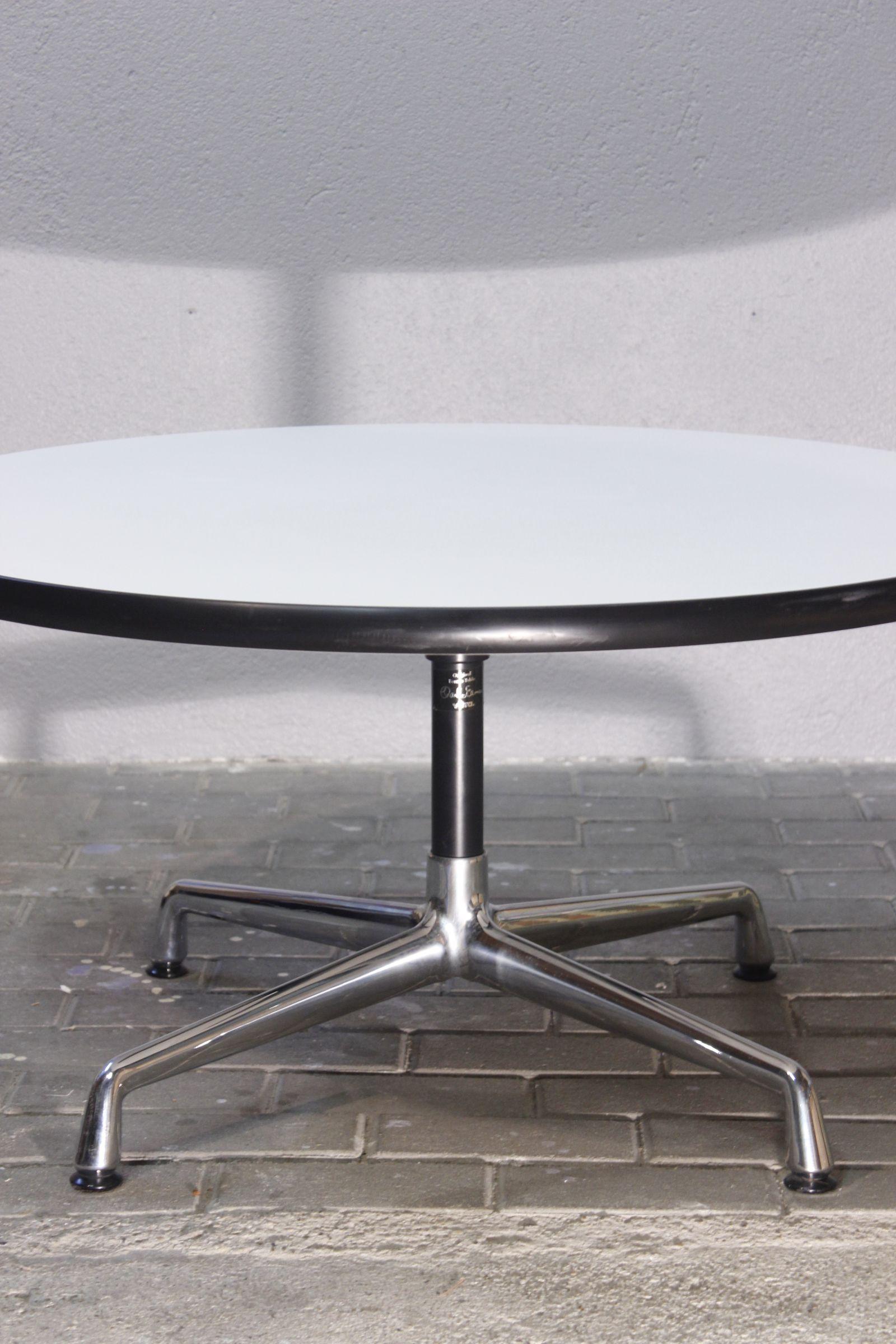 Coffee table with segmented legs, ALU series, Charles Eames design, VITRA Germany production, circa 1980.

In very good condition, with original label.