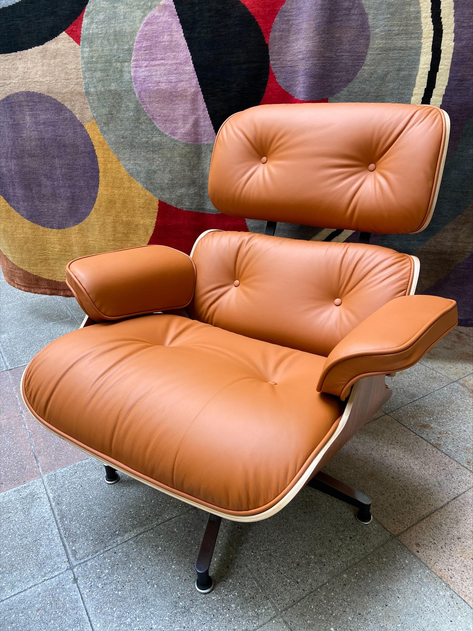 Charles Eames - Lounge chair - cognac leather and rosewood ottoman - circa 2011
Edition Herman Miller USA 

Cognac leather and rosewood

Dimensions:
Chair: H82 x Width. 83 x long. 83
Ottoman: 44 x 54 x 66
In a perfect state.