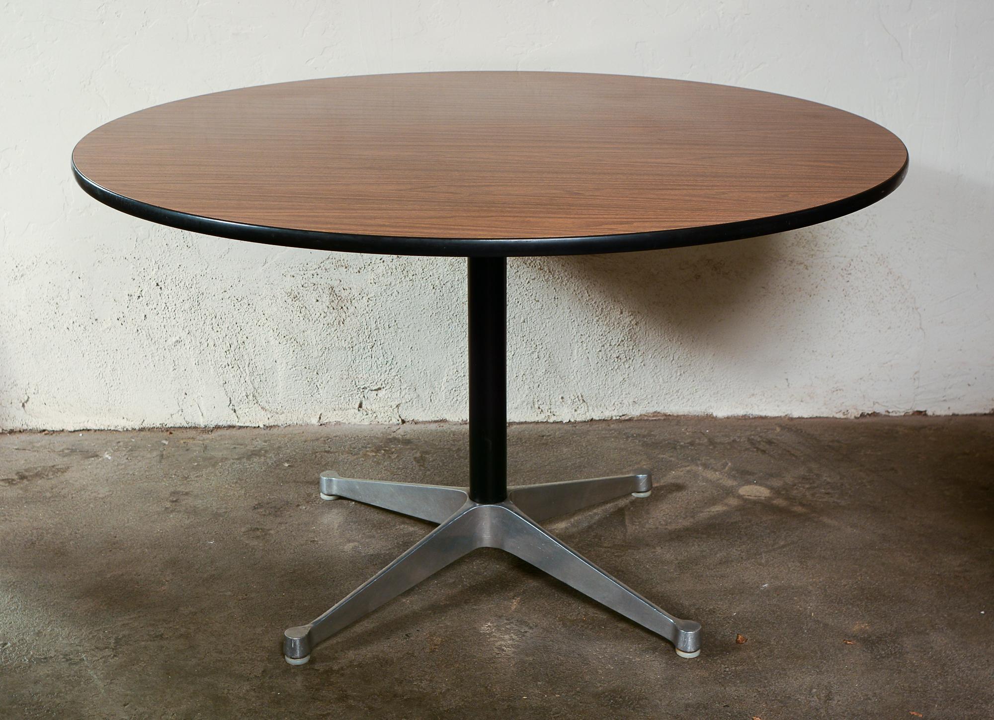 Mid-Century Modern Table à manger à base contractuelle Charles Eames