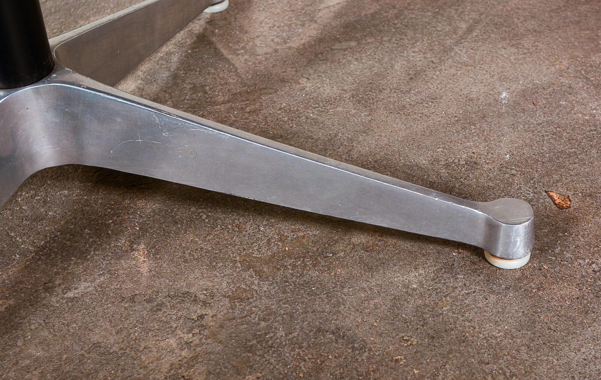 Aluminium Table à manger à base contractuelle Charles Eames