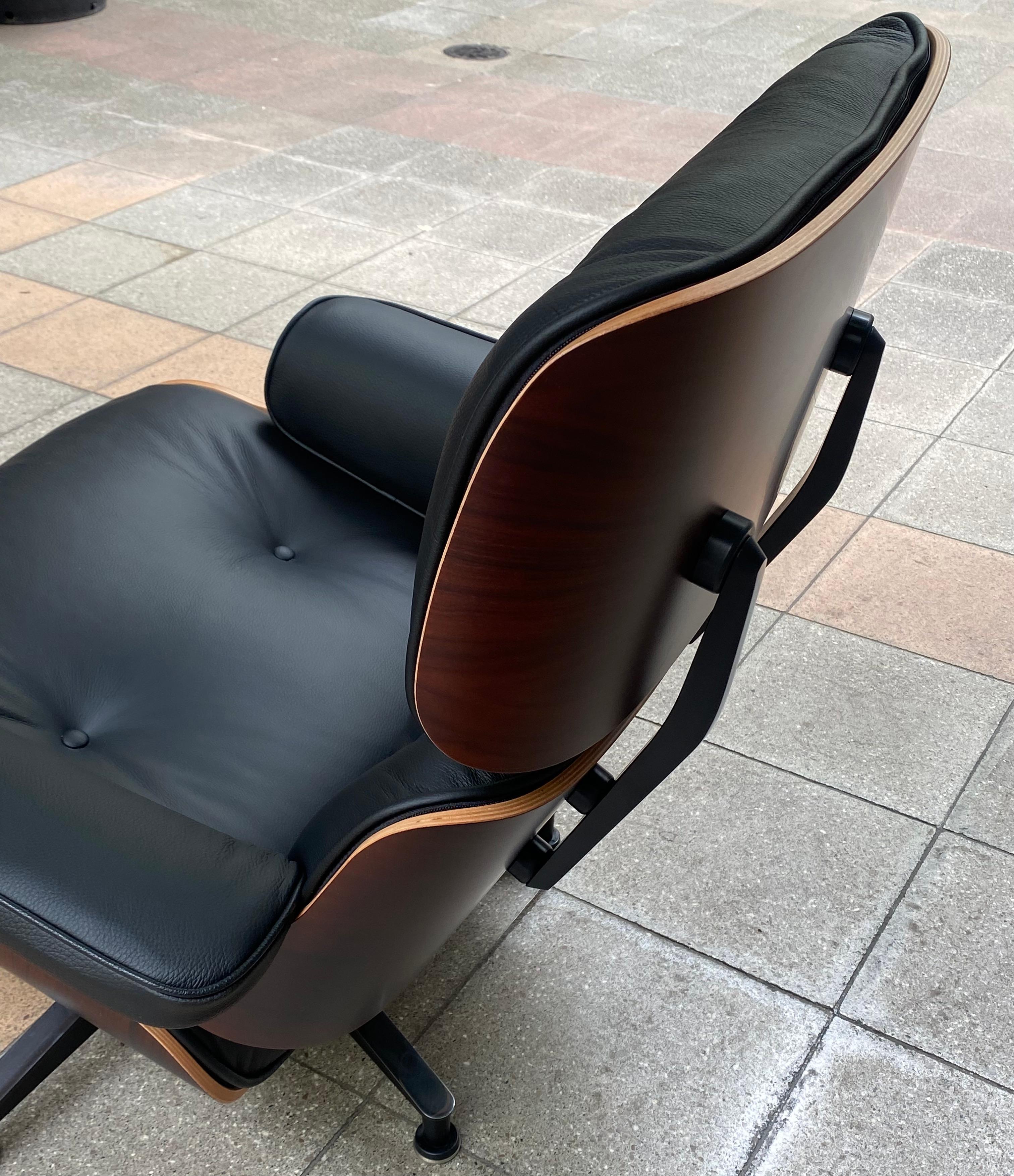 Charles Eames Dark Brown Lounge Chair & Ottoman, Herman Miller, 2009 In Excellent Condition In Saint ouen, FR