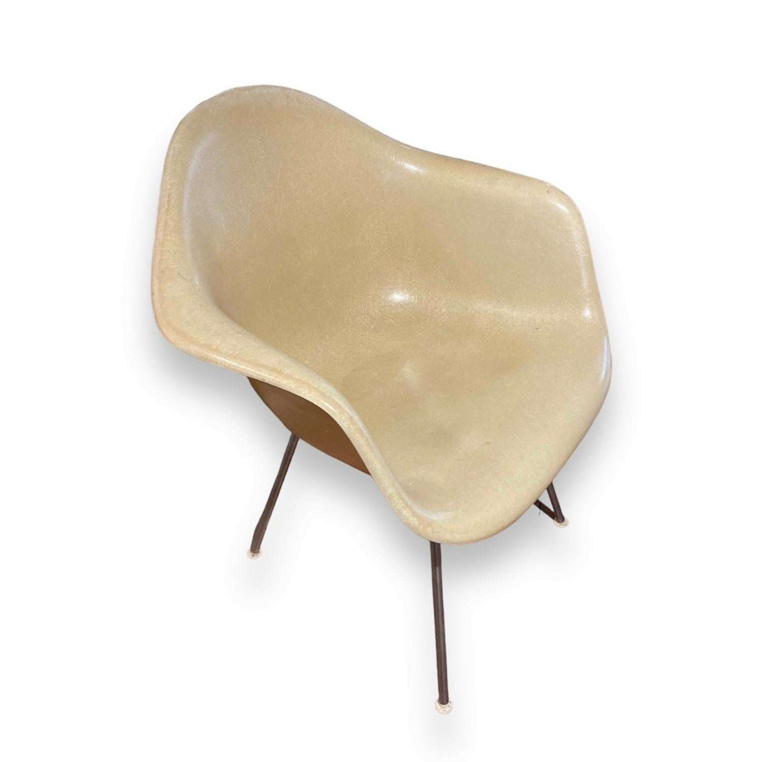 Late 20th Century Charles Eames DAX Armchair Edition Herman Miller Fibreglass For Sale