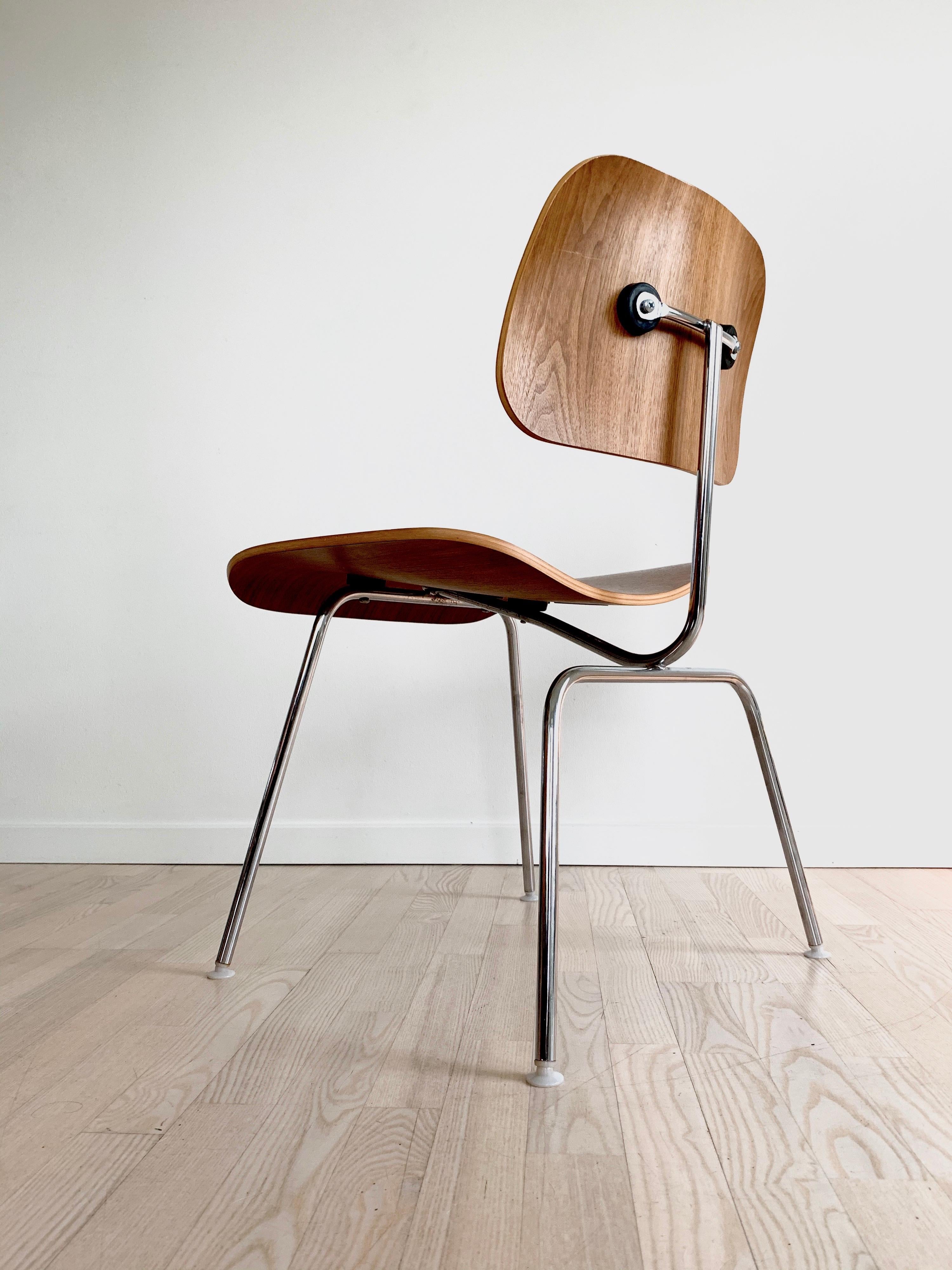 Charles Eames DCM Wallnut Chair by Herman Miller In Distressed Condition For Sale In Copenhagen, DK