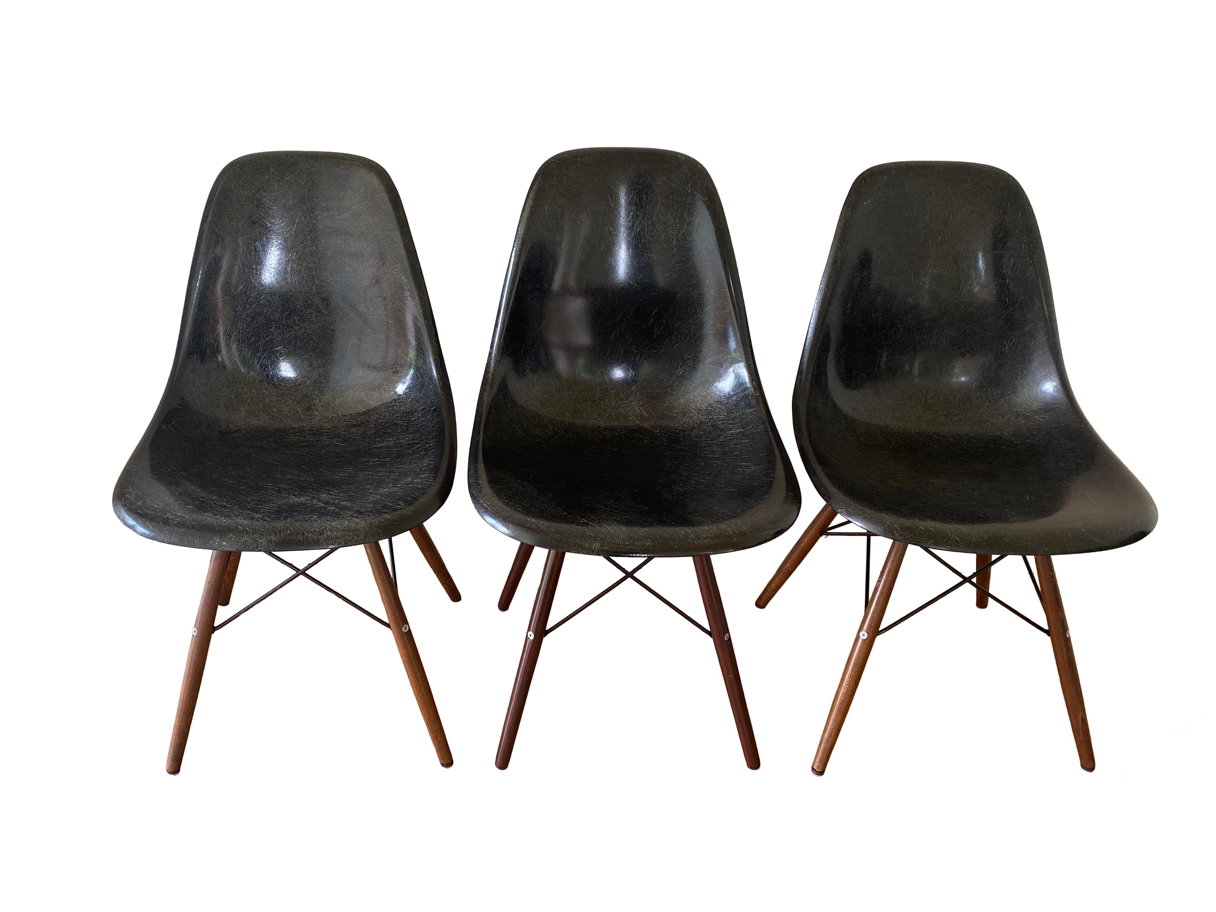 Magnifique ensemble de six chaises Design/One en fibre de verre conçues par Charles et Ray Eames pour Herman Miller. Proposé en couleur noire.

L'une des conceptions les plus reconnues du mouvement de design moderne précoce. Les Eames sont connus