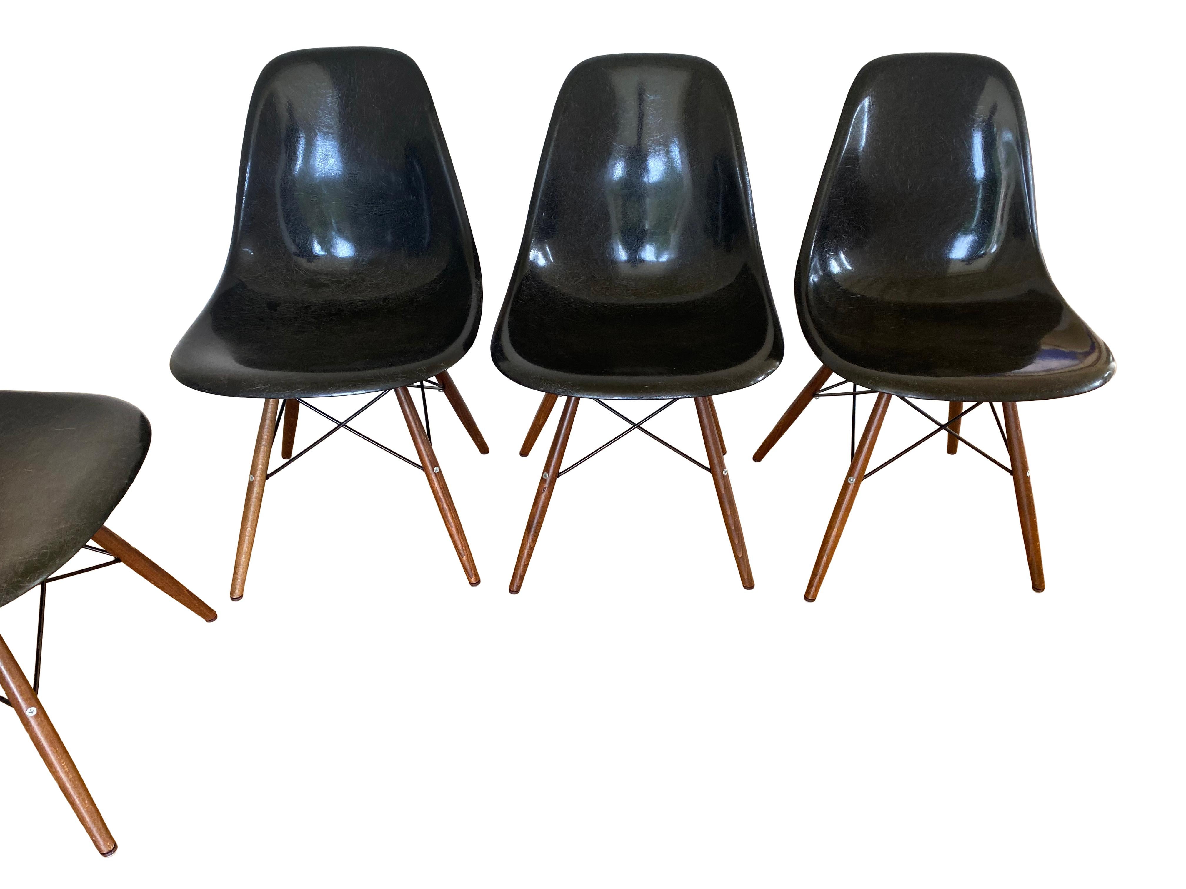 Mid-Century Modern Chaises de salle à manger Charles Eames DSW en fibre de verre noire par Herman Miller années 1970 en vente