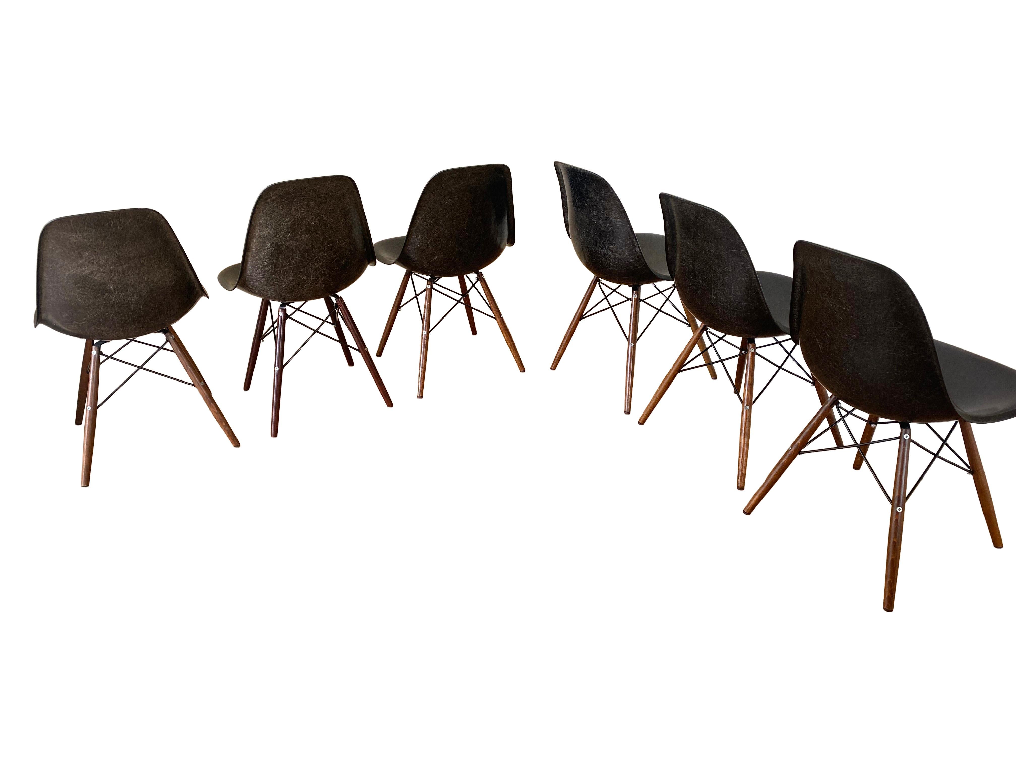 Américain Chaises de salle à manger Charles Eames DSW en fibre de verre noire par Herman Miller années 1970 en vente