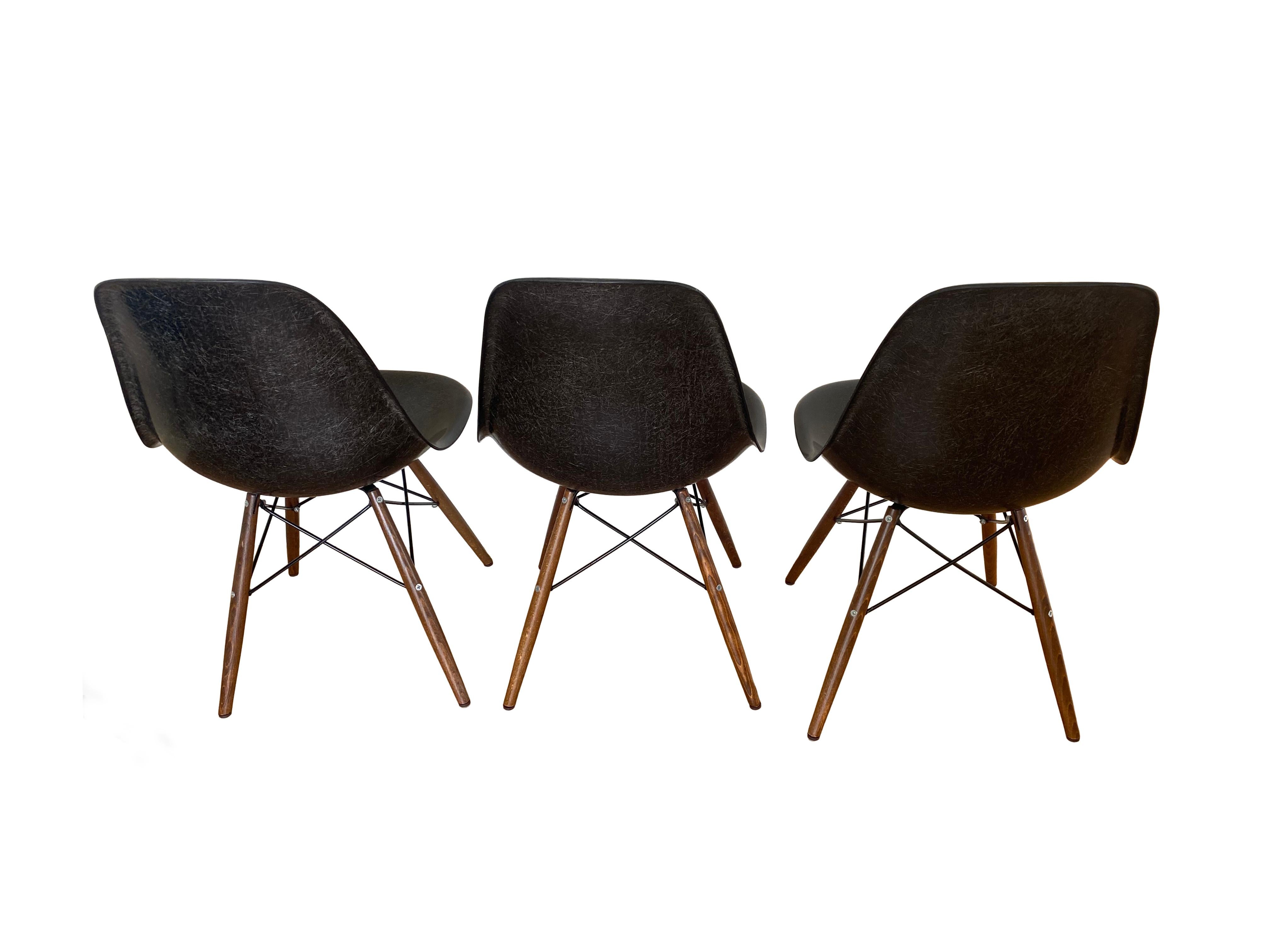Chaises de salle à manger Charles Eames DSW en fibre de verre noire par Herman Miller années 1970 Bon état - En vente à WIJCKEL, NL