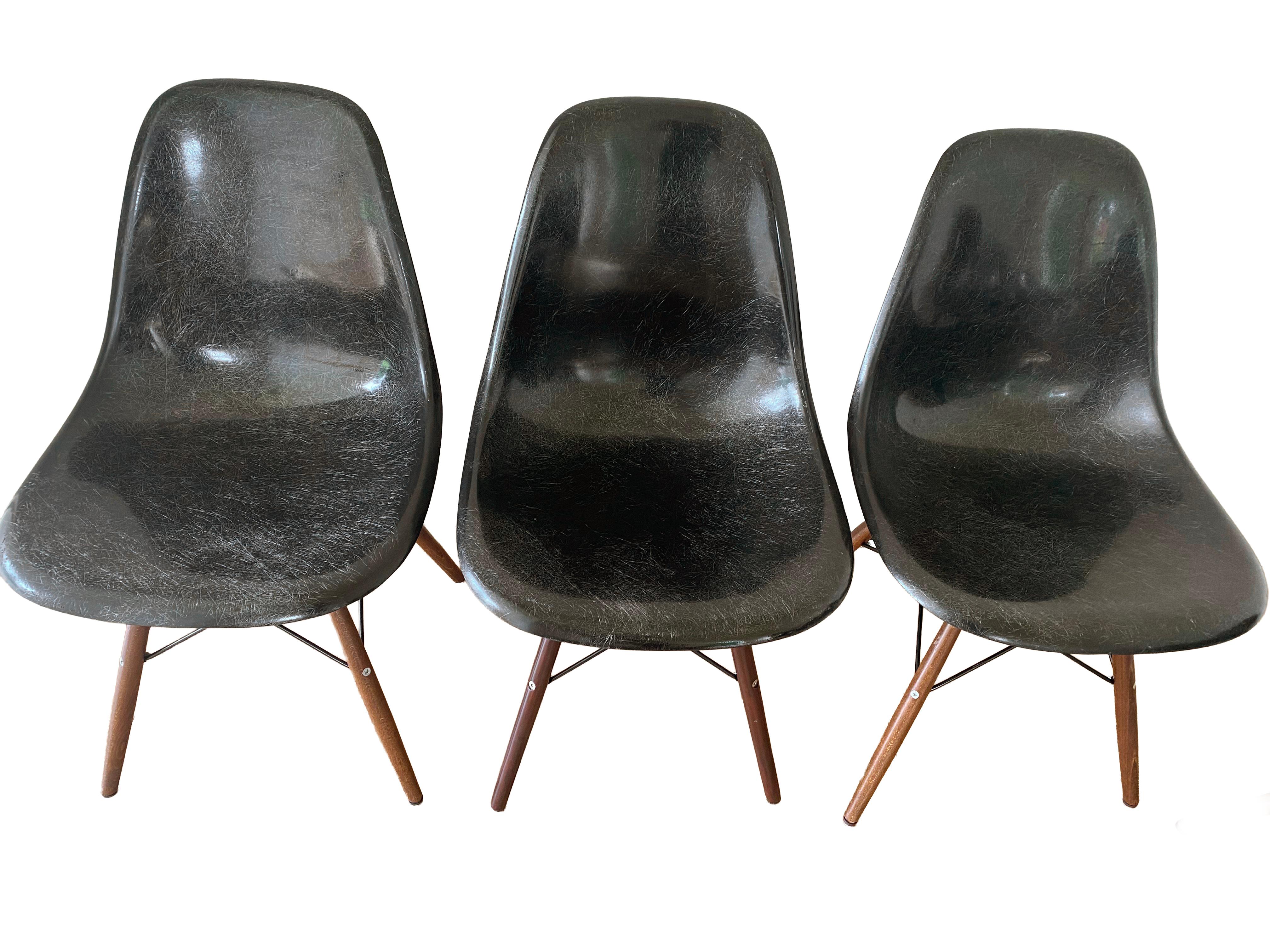 Métal Chaises de salle à manger Charles Eames DSW en fibre de verre noire par Herman Miller années 1970 en vente