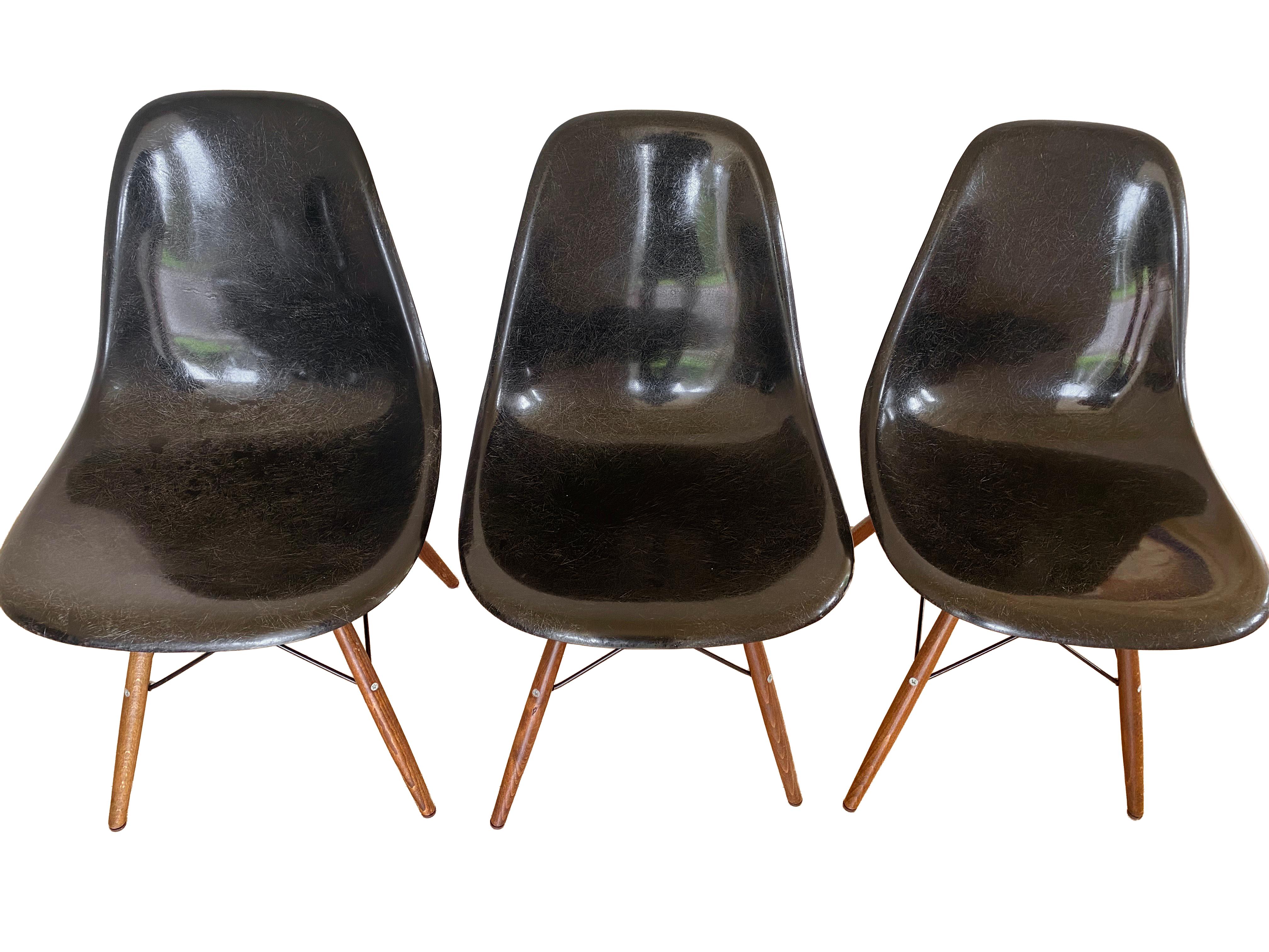 Chaises de salle à manger Charles Eames DSW en fibre de verre noire par Herman Miller années 1970 en vente 1