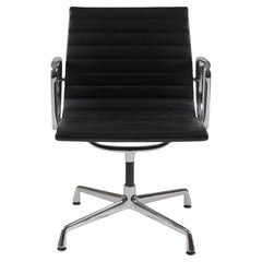 Charles Eames EA-108 Stuhl mit schwarzem Leder