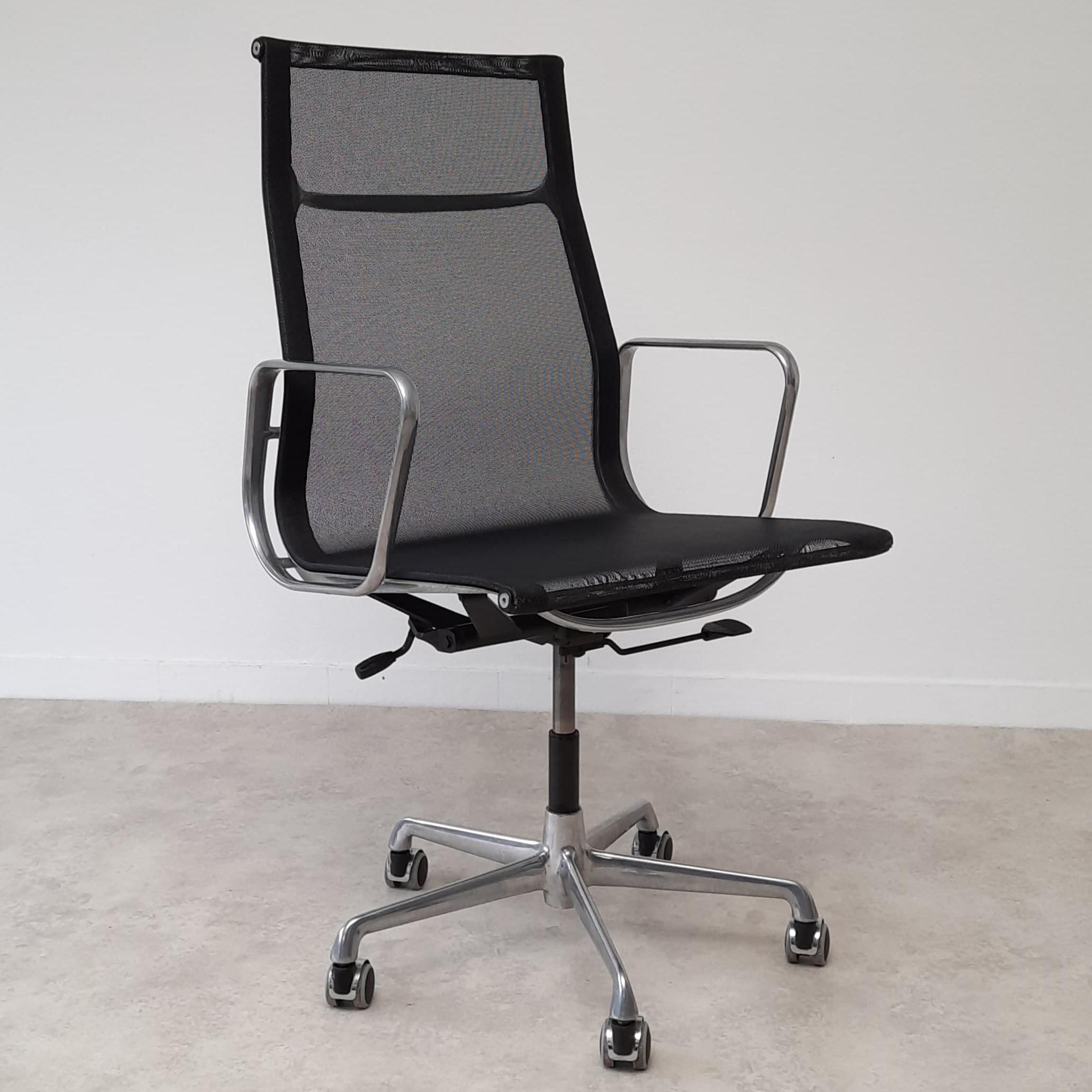 
Magnifique fauteuil de bureau conçu par Charles Eames pour Hermann Miller, modèle exécutif EA 119.

Le fauteuil a été construit par ICF Padova dans les années 1960, la seule entreprise à avoir une licence de construction de Hermann Miller, mêmes