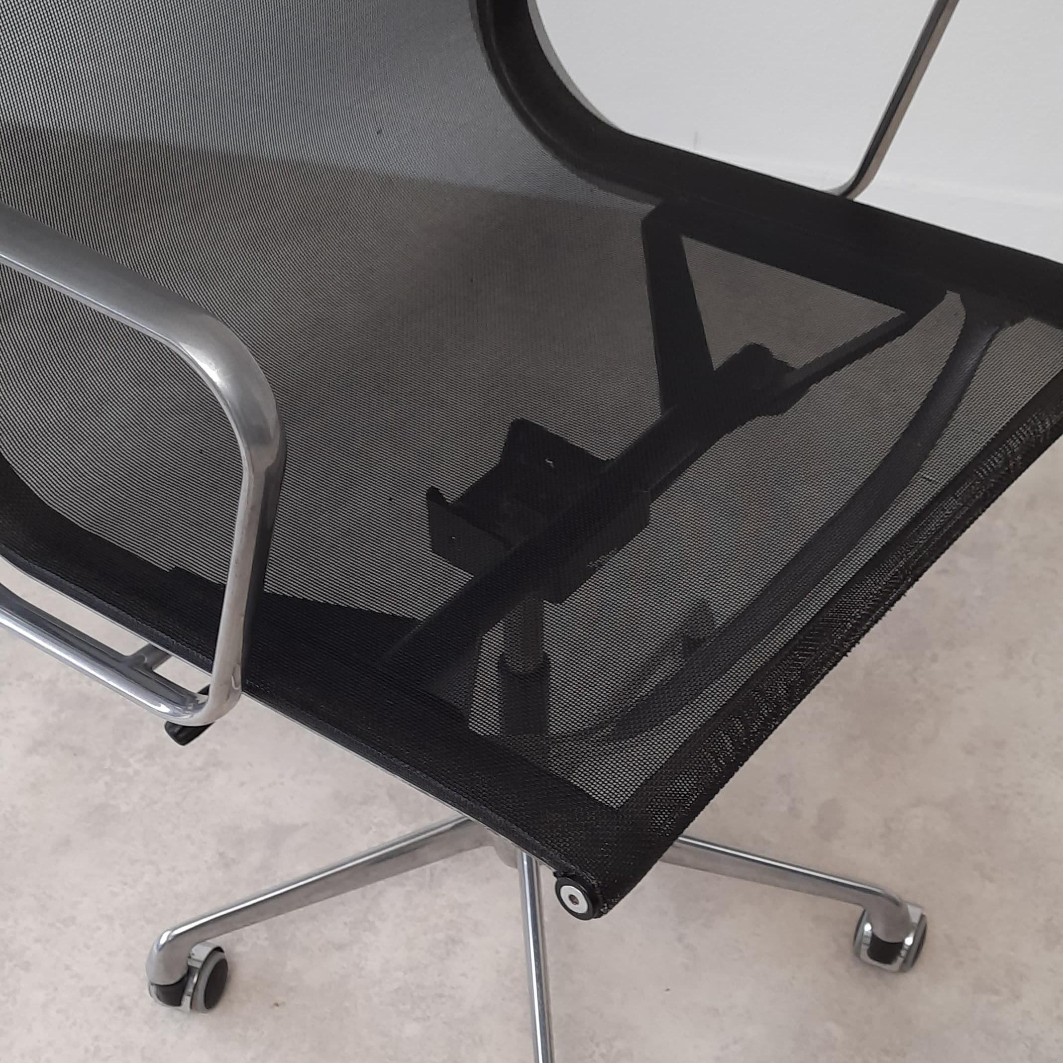 Mid-Century Modern Charles Eames EA-119 chair for ICF Hermann Miller For Sale