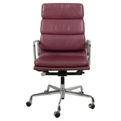 Charles Eames fauteuil de bureau Ea-219 entièrement recouvert de cuir rouge de qualité supérieure