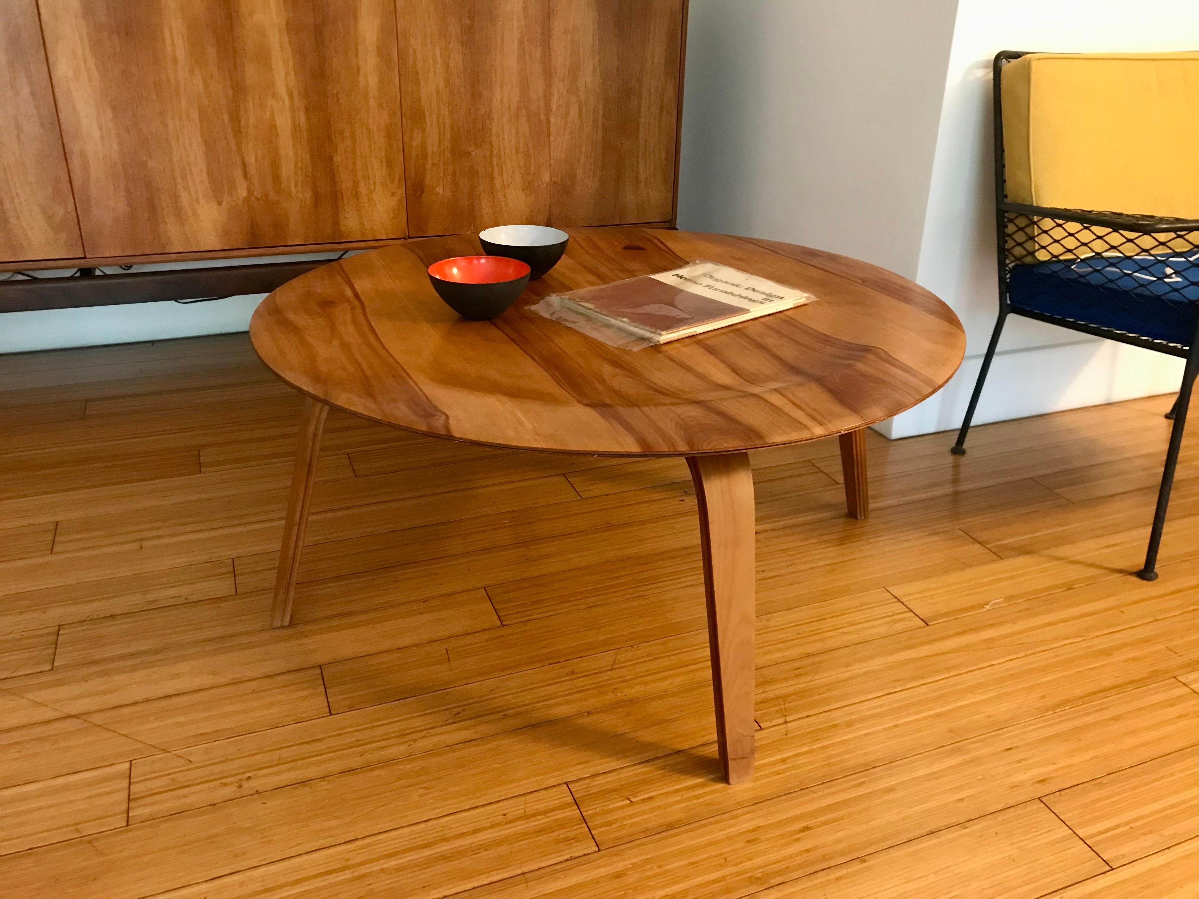 Mid-Century Modern Coffee Table Charles Eames Evans Products Co.. For Sale