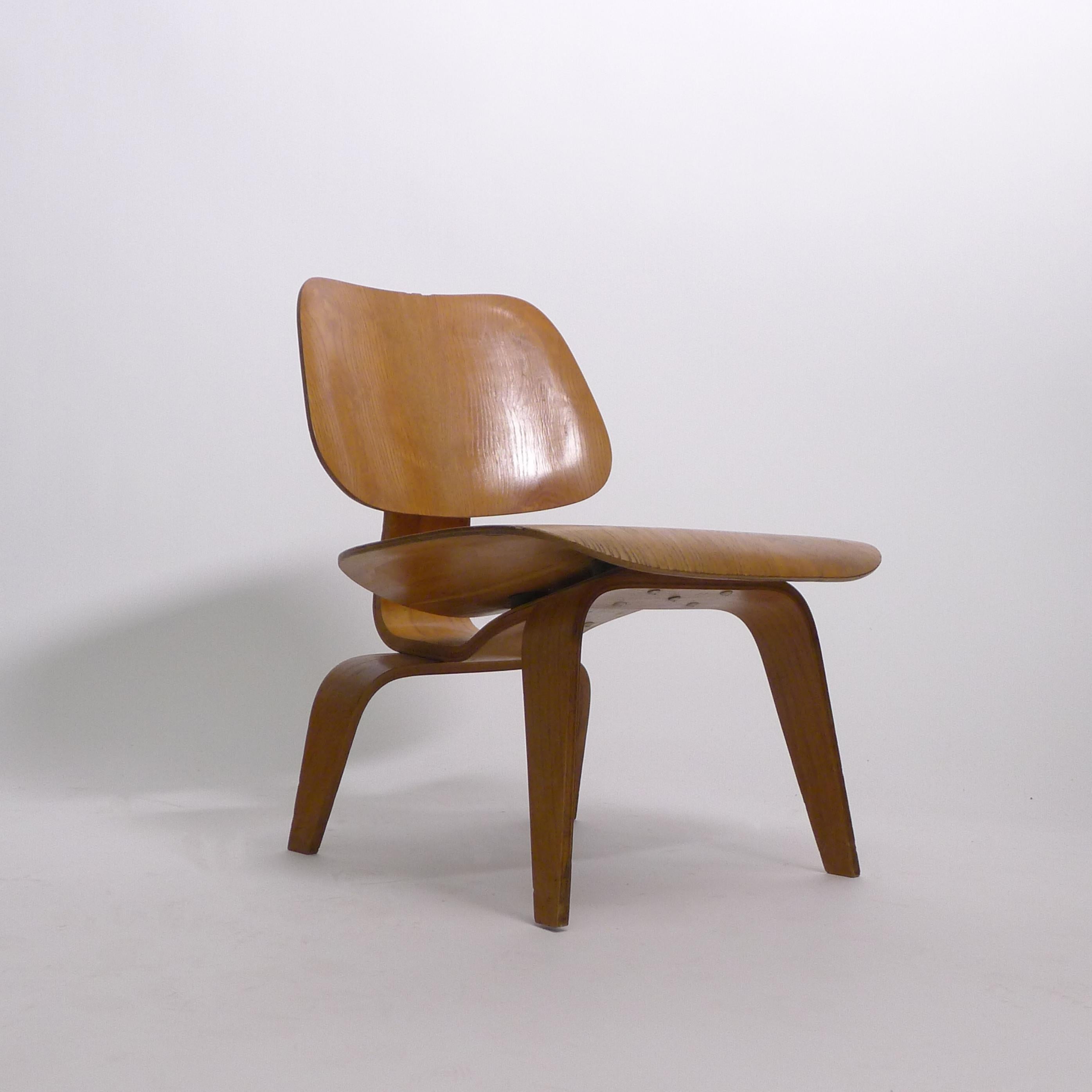 Mid-Century moderno Charles Eames, early original LCW chair, ash plywood, Evans production, 1948 in vendita