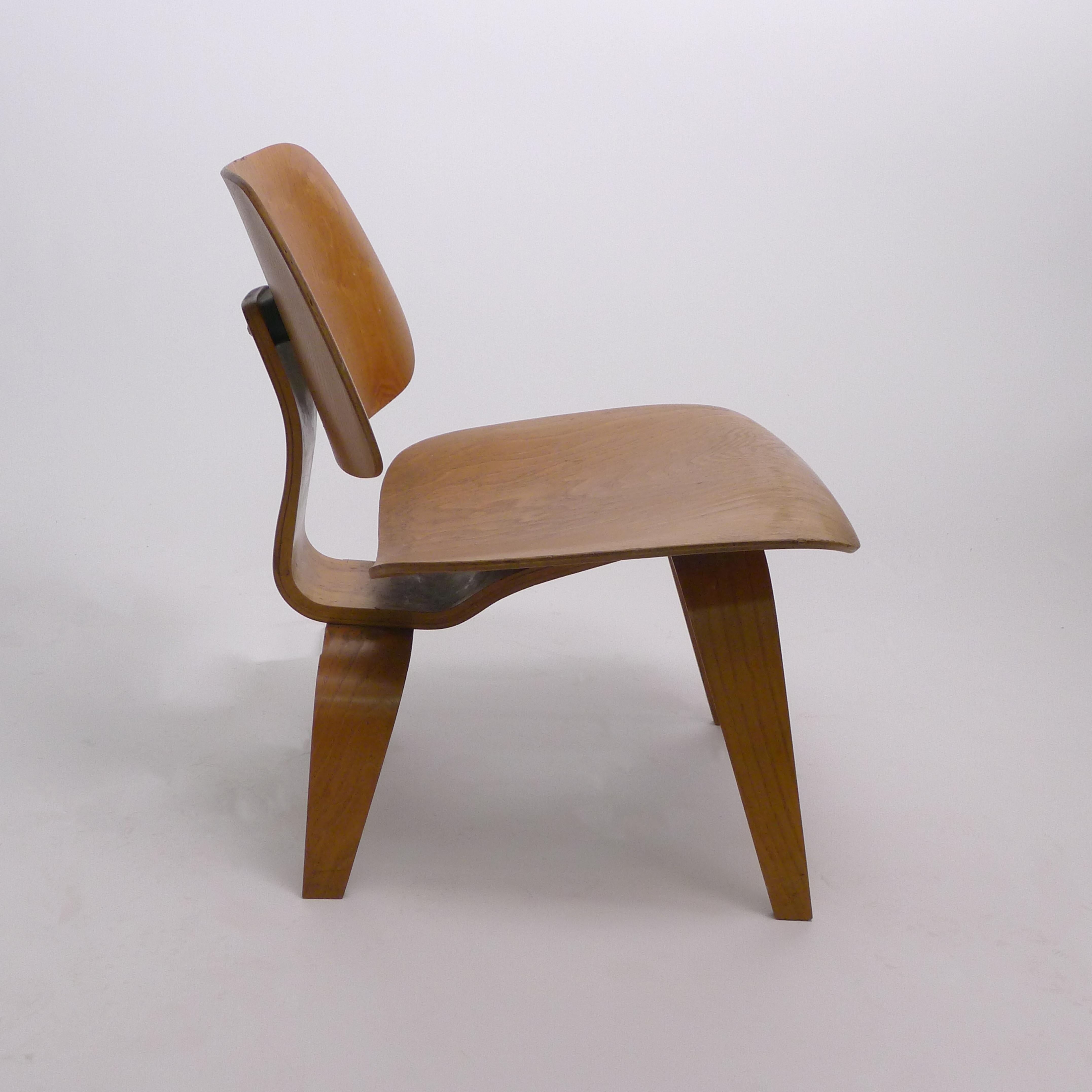 Americano Charles Eames, early original LCW chair, ash plywood, Evans production, 1948 in vendita